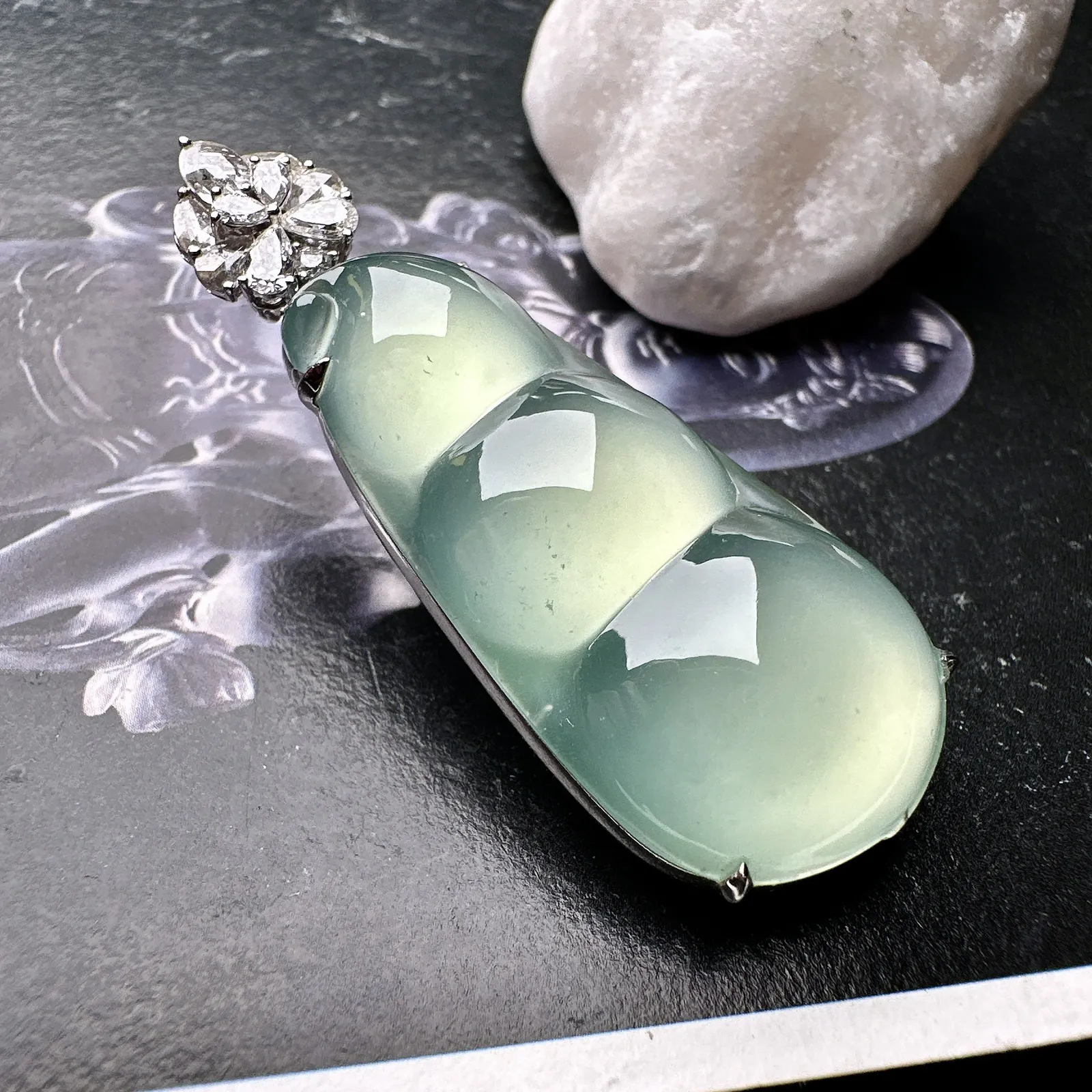【冰种晴绿福豆吊坠】种地上乘，冰感十足，通透起光，饱满圆润，收藏品质，18k金钻镶嵌，裸石尺寸38.