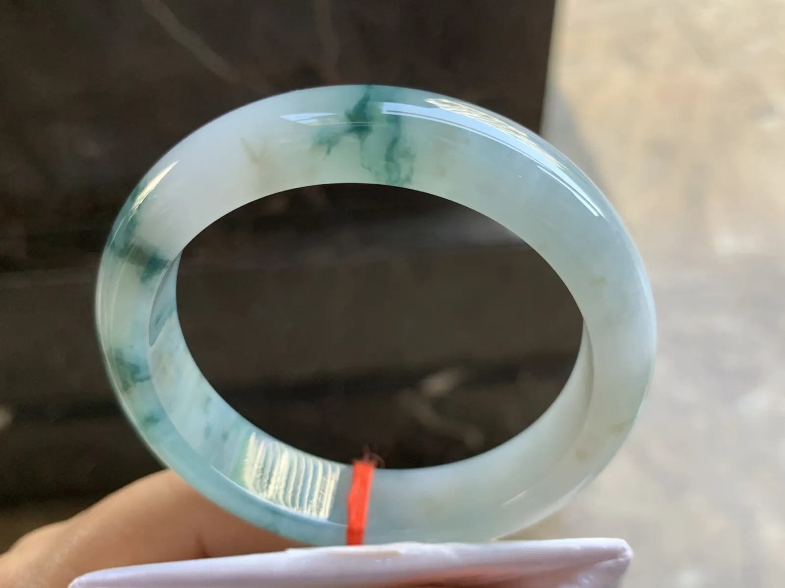 55-12.8-8mm
糯冰飘花手镯 底子细腻 水润 局部撒金