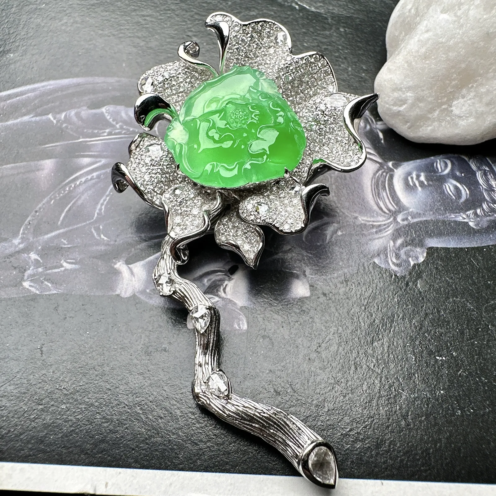 【冰种满绿牡丹花胸针】阳绿色泽，质地冰润，细腻起胶感，冰感十足，雕琢精美，18K金钻精美镶嵌，裸石尺寸20*20*6.5毫米