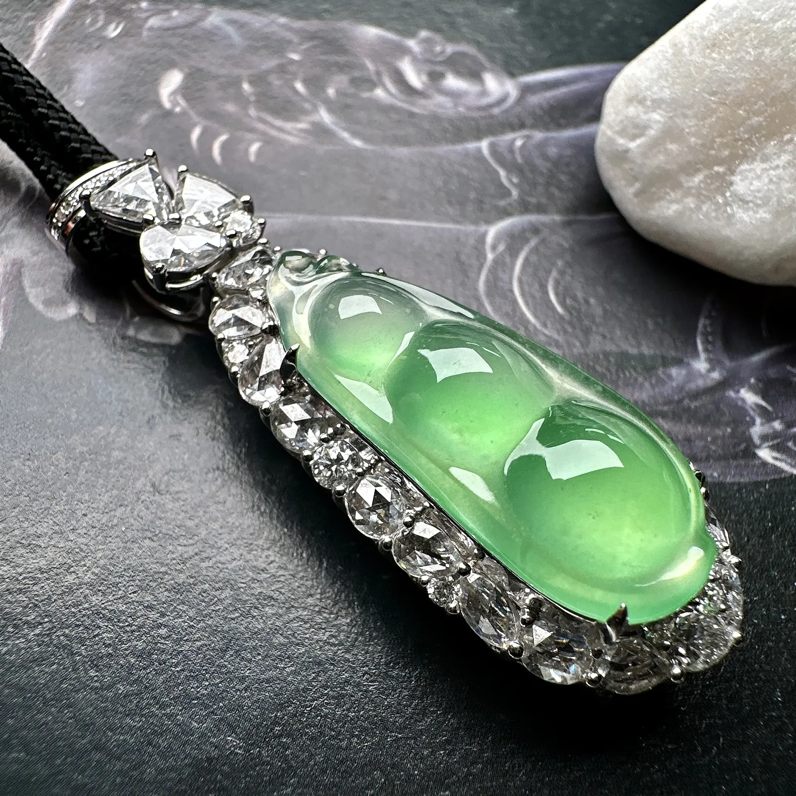 【冰种满绿福豆吊坠】木那绿老料，种地上乘，冰感十足，通透起光，饱满圆润，收藏品质，18k金钻镶嵌，裸石尺寸28*12.5*6毫米