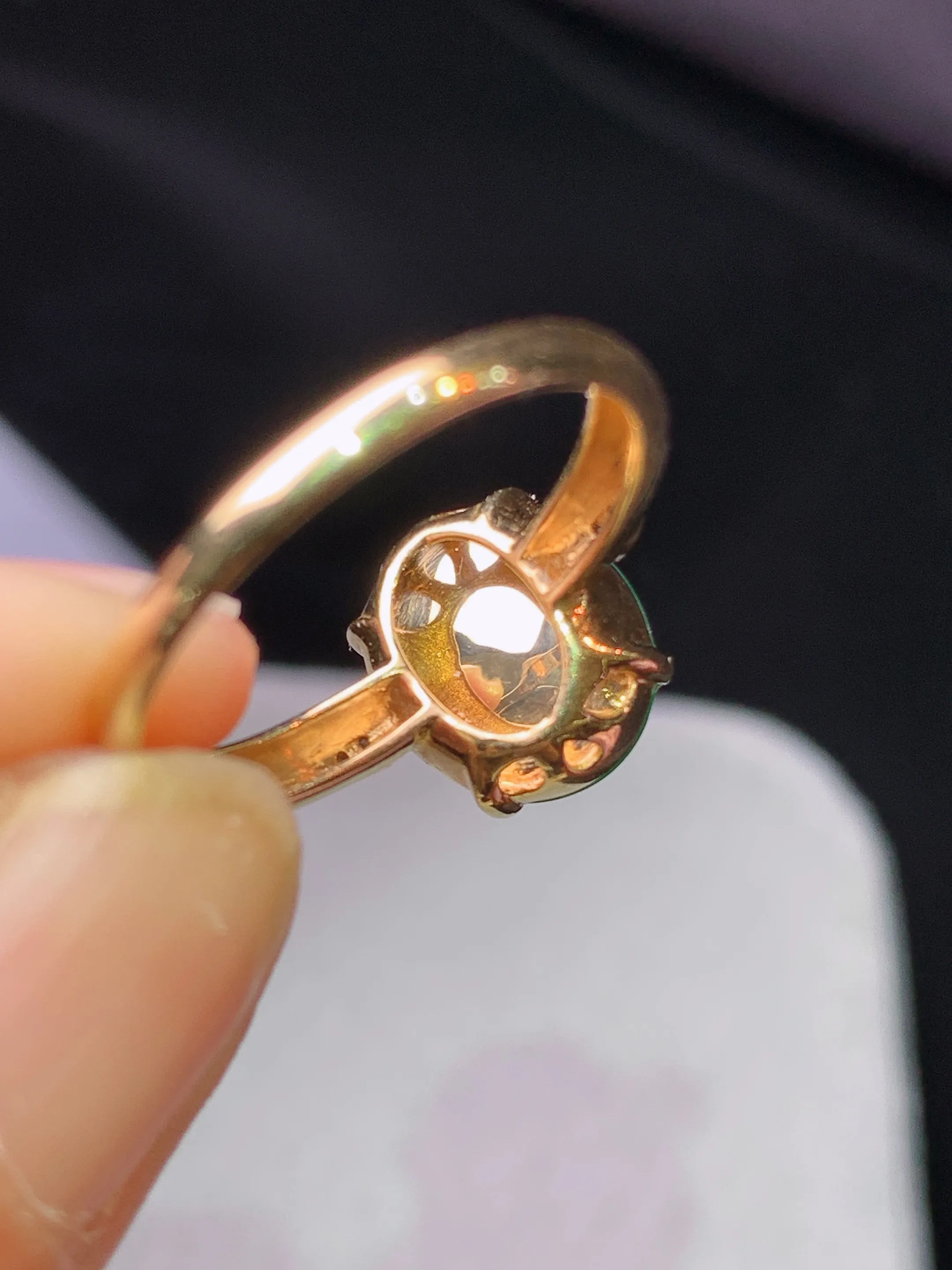 18k金镶嵌翠绿蛋面戒指 玉质细腻 色泽艳丽清新 圈口13.5 裸石尺寸10.3*8.8*4.8