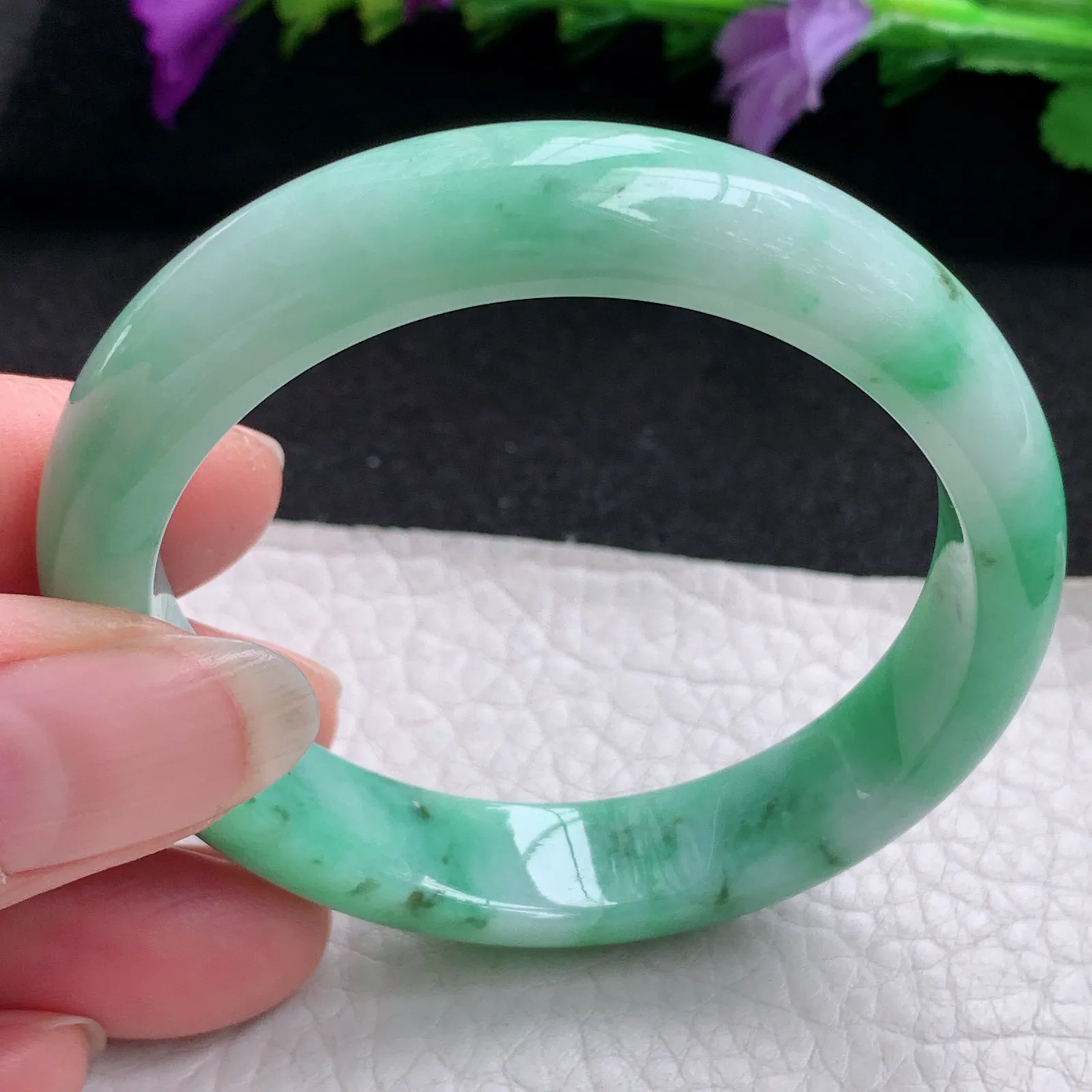 yh实拍54*48*11.2*7贵妃镯 天然缅甸翡翠飘绿宽边椭形玉手镯 玉手环