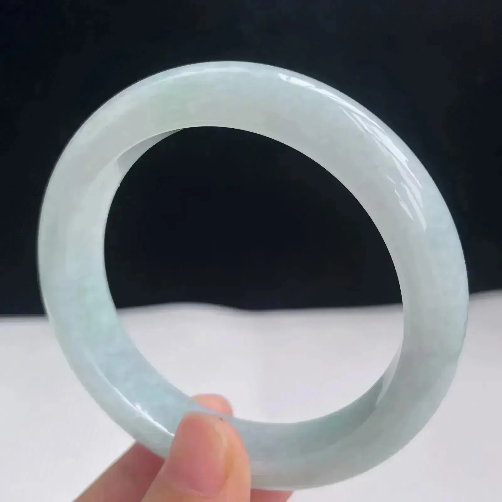 55mm自然光拍摄天然翡翠浅绿秀气好种水正圈手镯57.55 克