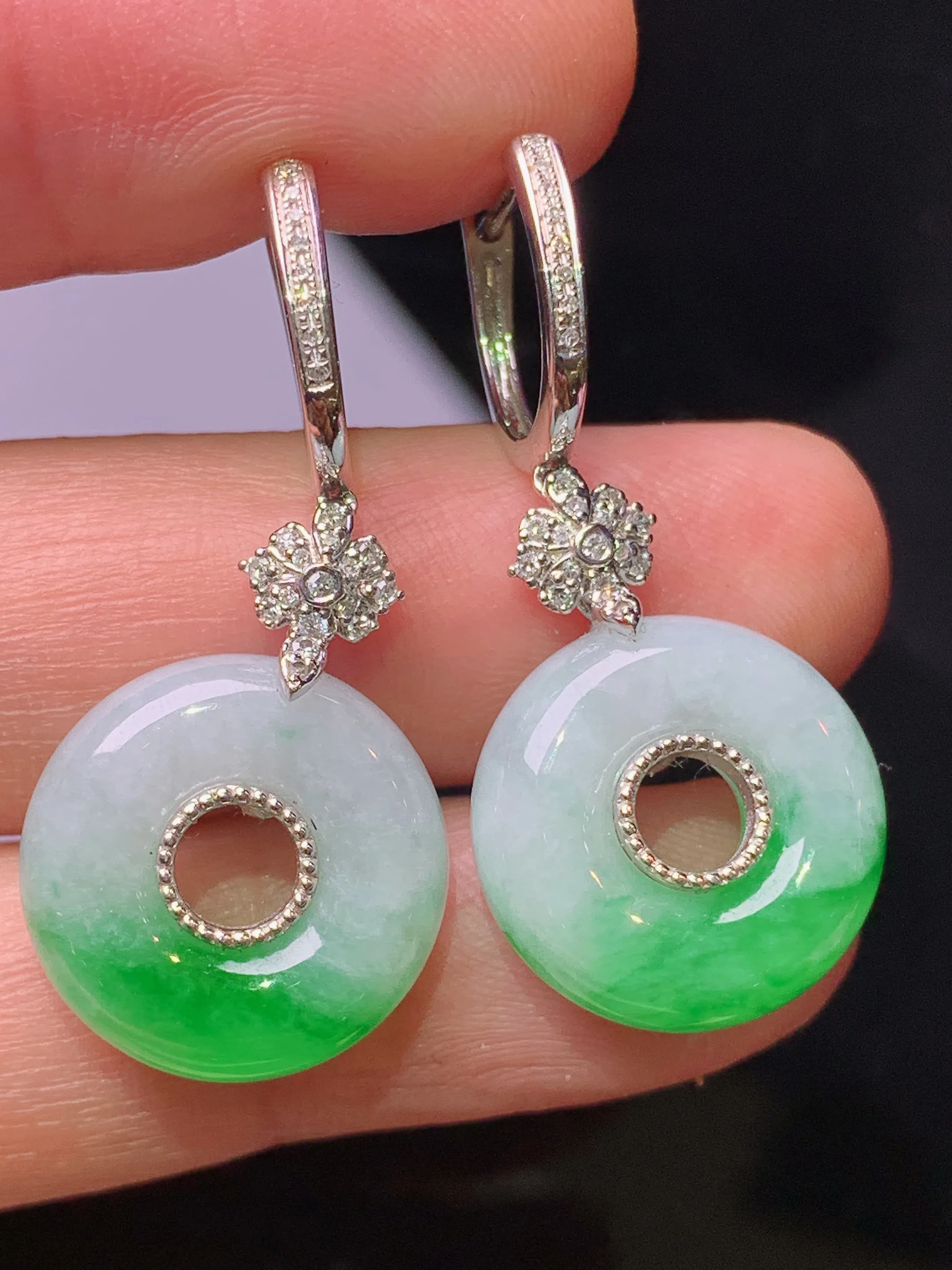 18k金钻镶嵌飘绿平安环耳坠 玉质细腻 色泽艳丽清新 整体尺寸32.5*15.5*6.5