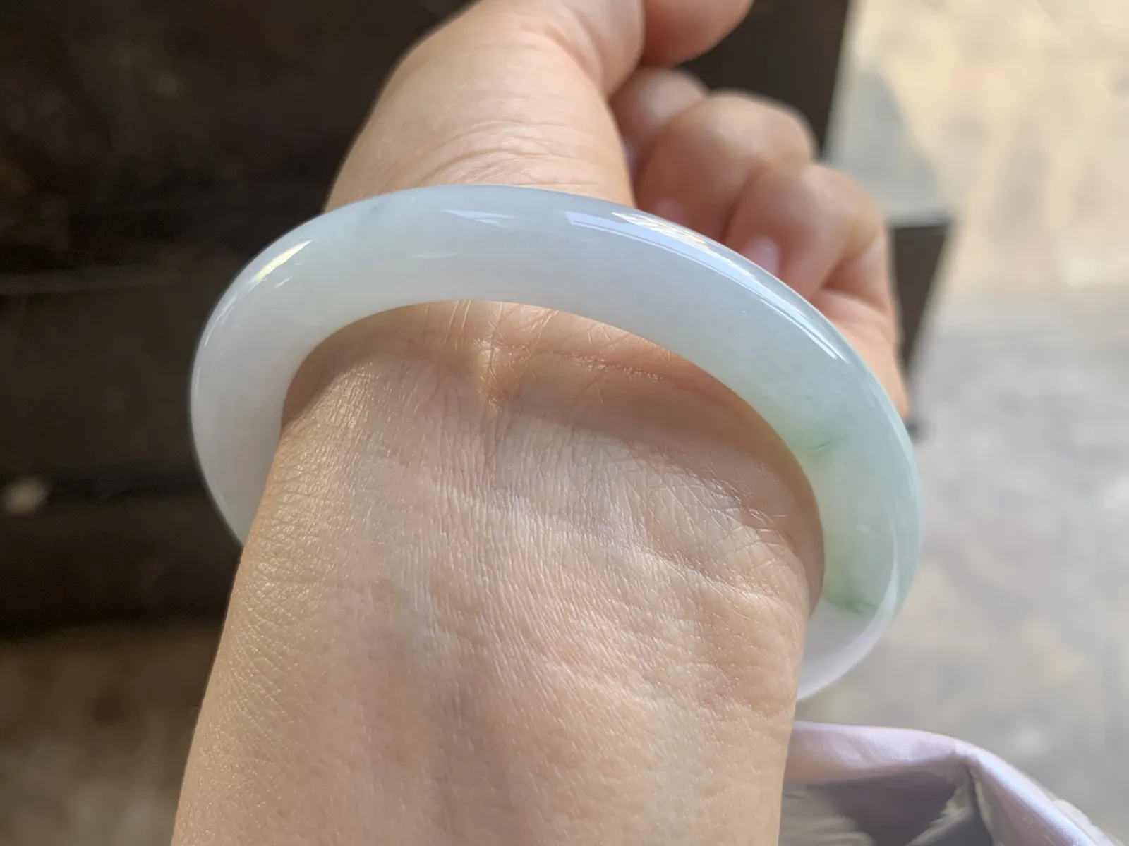 54.5-9.5mm
糯冰飘花圆条手镯 底子细腻 水润