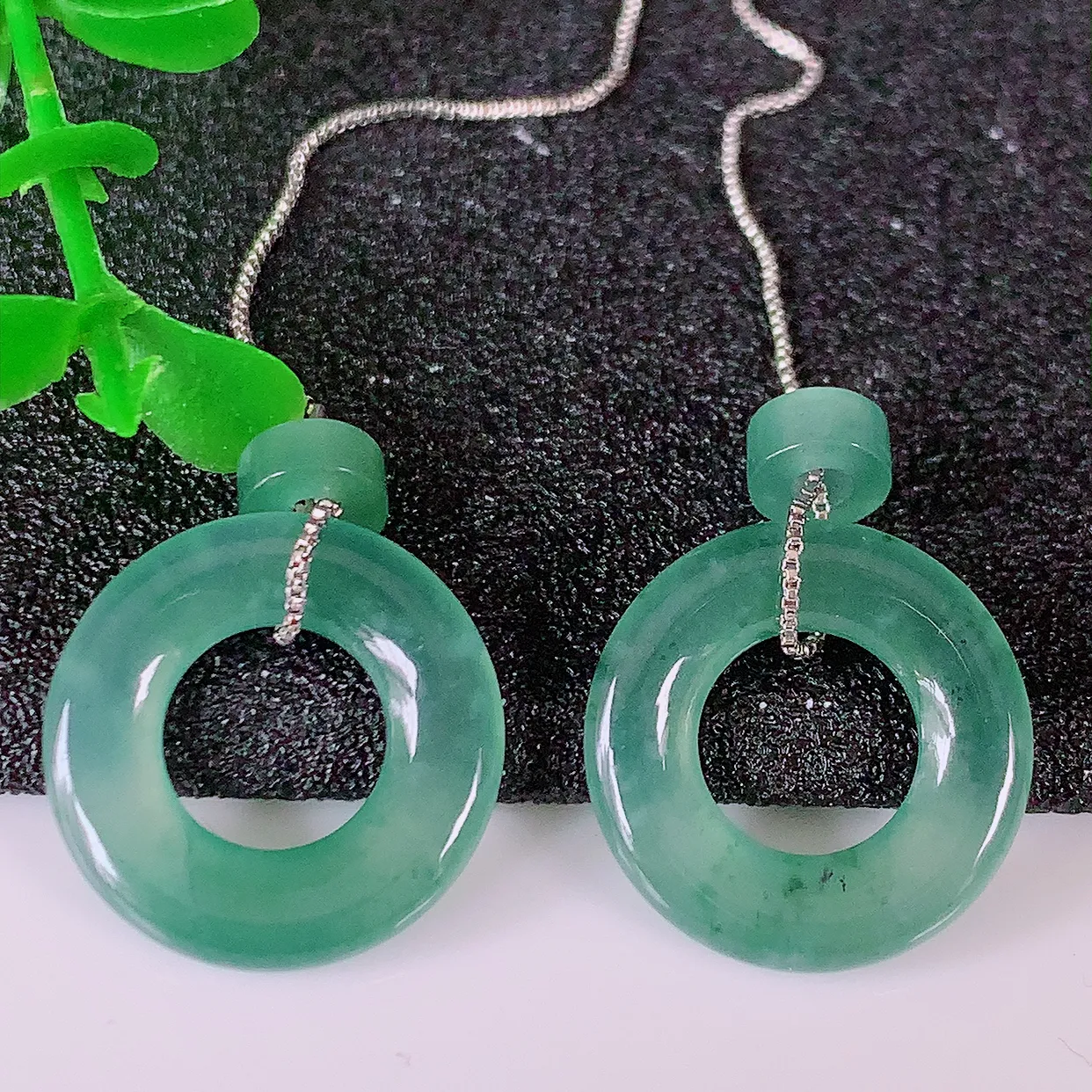 自然光实拍，冰种飘花翡翠一对平安扣耳坠，翠色灵动，玉质细腻，颜色漂亮，品相佳，佩戴佳品！配图银线 #185.2平安扣尺寸16.6*2.8mm