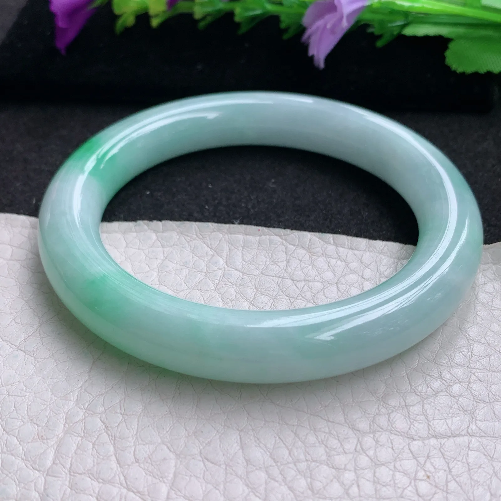 yh实拍56.5*10.5美人镯 天然缅甸翡翠白底青水润圆条玉手镯 玉手环