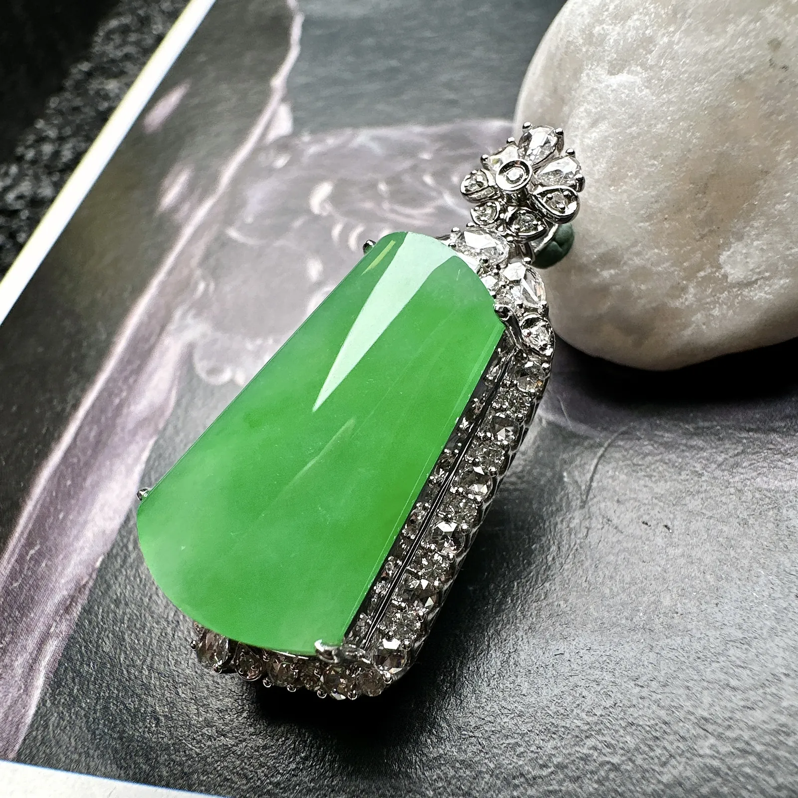 【冰种满绿无事柱吊坠】种水上乘，晶莹剔透，纯净通透，莹光感很强。18k金钻镶嵌，裸石尺寸23*15.1*4.3毫米