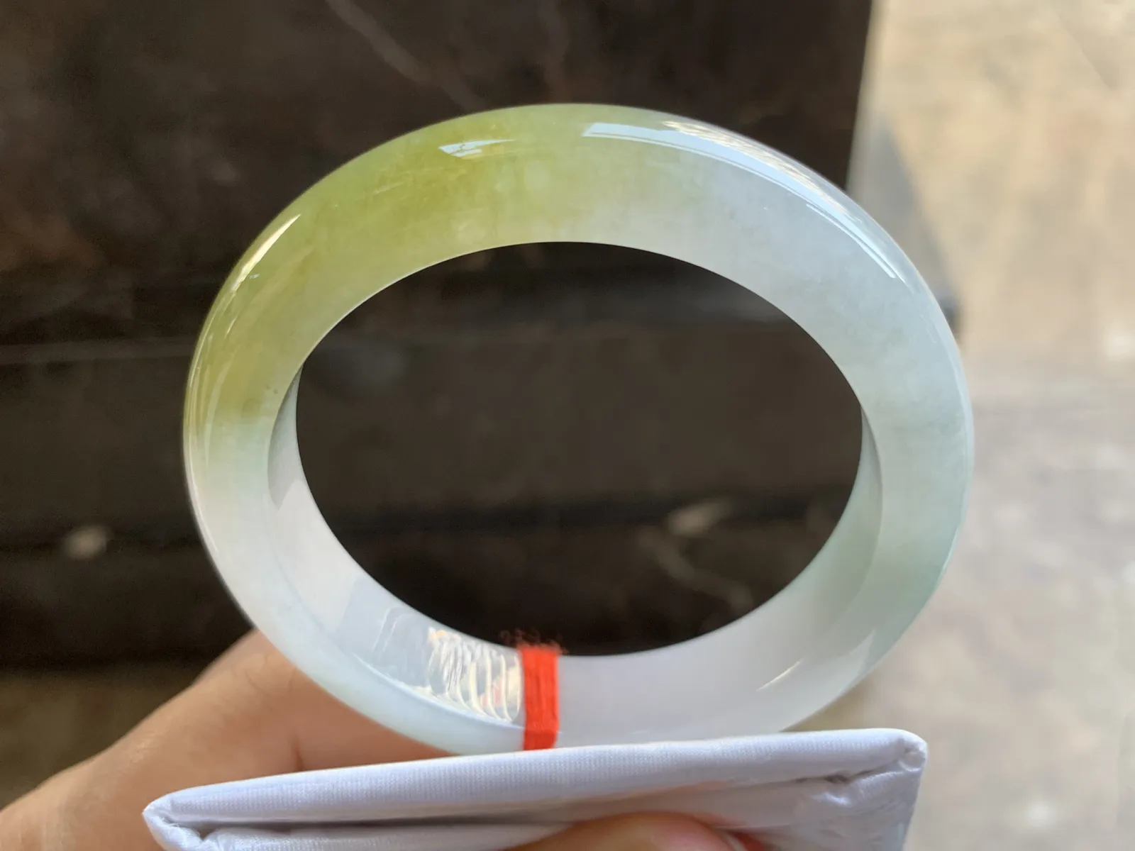 58.5-12.9-9.2mm
冰黄翡手镯 颜色漂亮 水润 上手大气