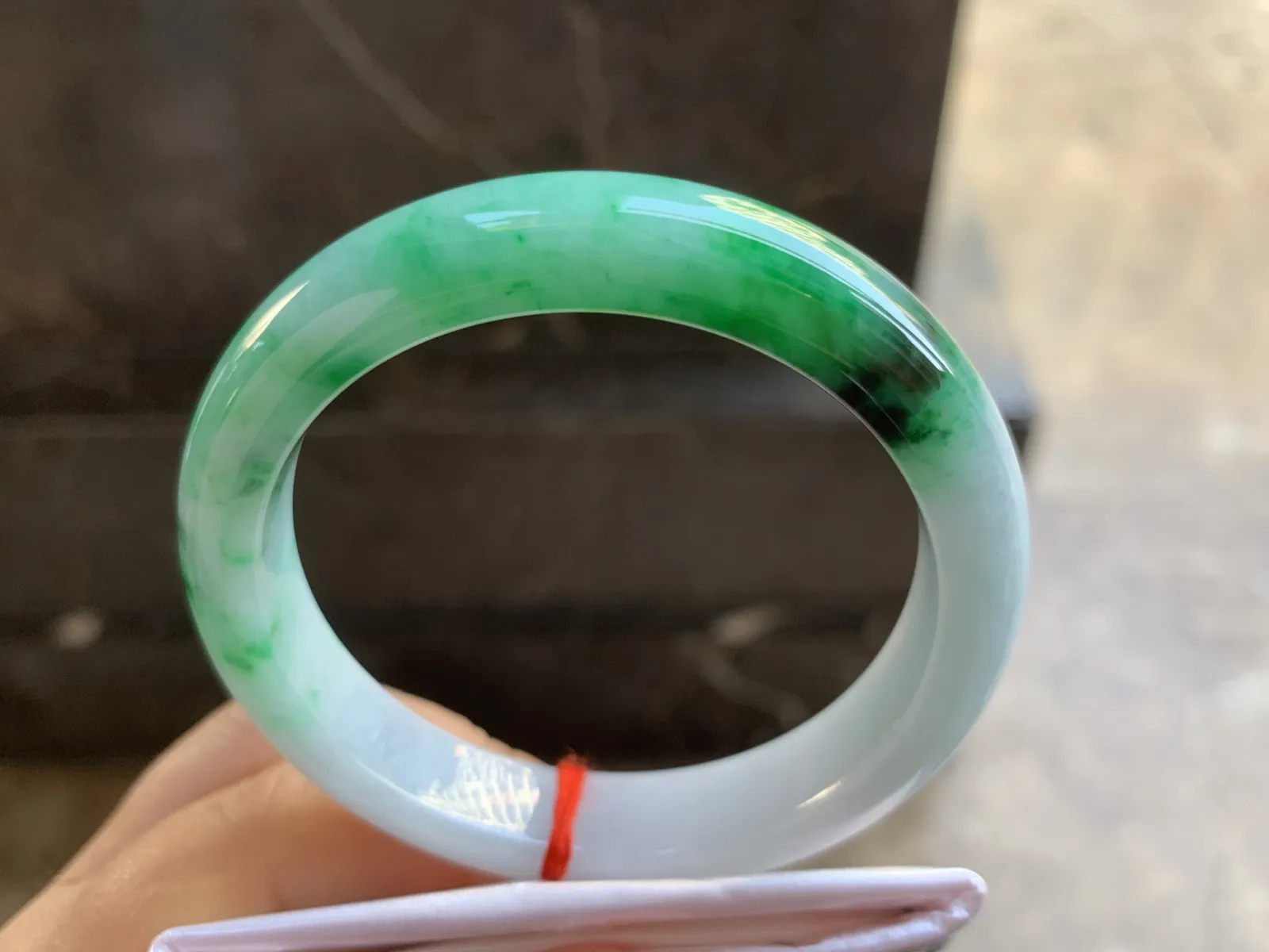 54.5-11.8-8.2mm
带色手镯 底子细腻 颜色辣绿 性价比推荐