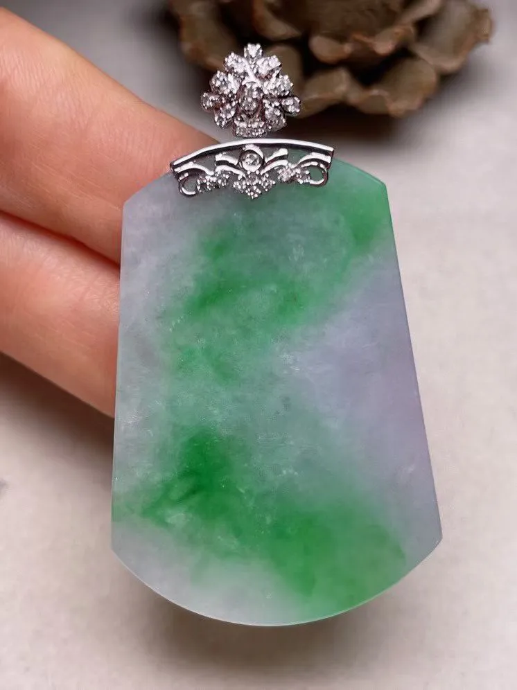 冰糯种飘绿平安无事牌吊坠、真金真钻镶嵌，种水好，玉质细腻 .裸石尺寸 42.7*30.0.