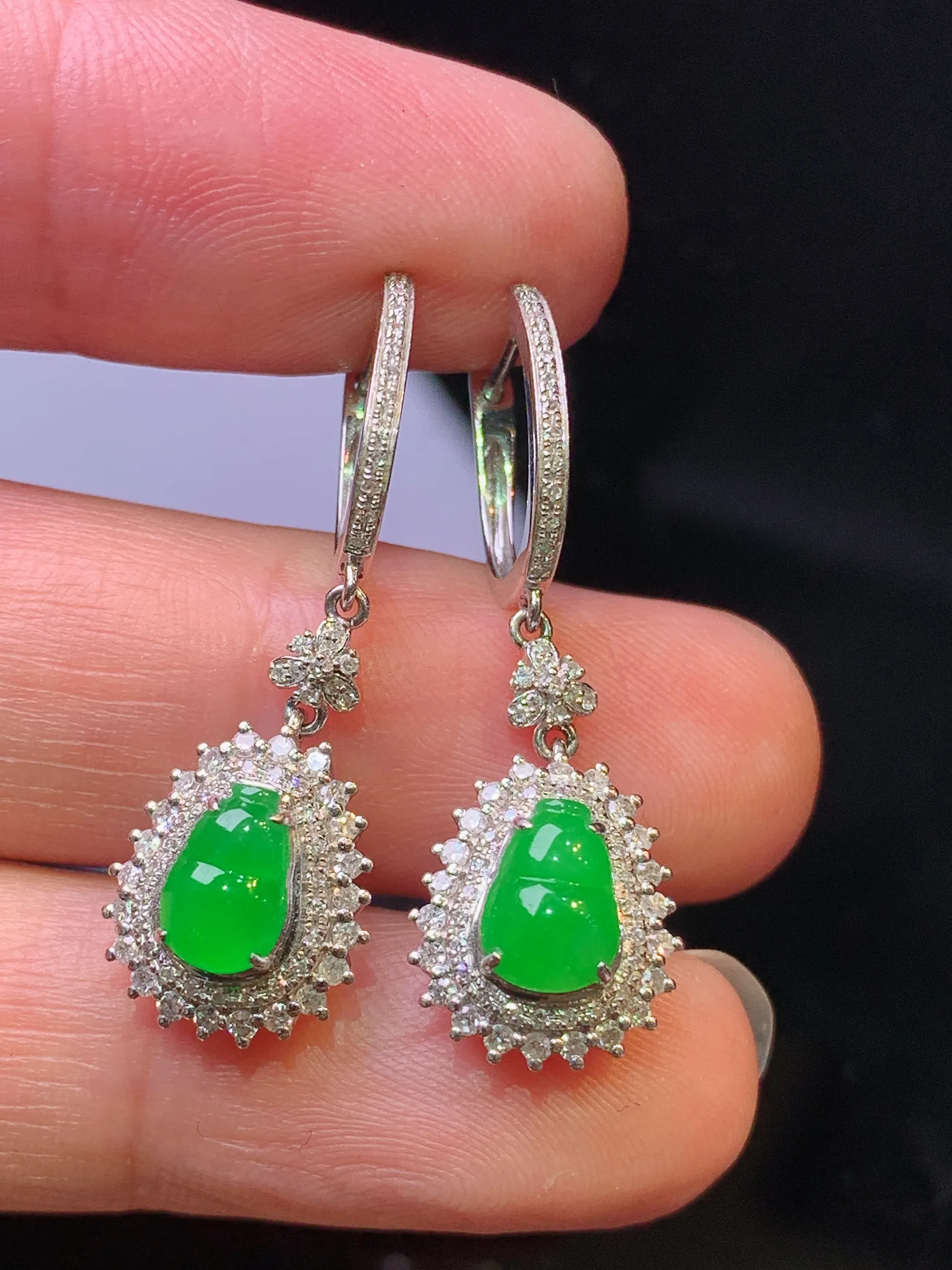 18k金钻镶嵌满绿葫芦耳坠 玉质细腻 色泽艳丽清新 整体尺寸32*10.5*7.2