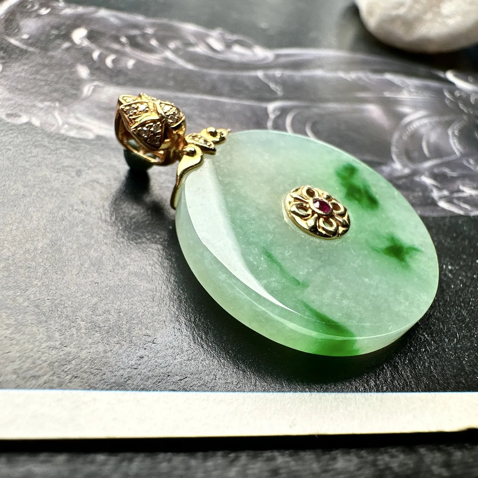 【冰糯种飘绿圆无事牌】质地细腻，种水色俱全，冰透闪亮，18k金钻镶嵌，裸石尺寸毫米