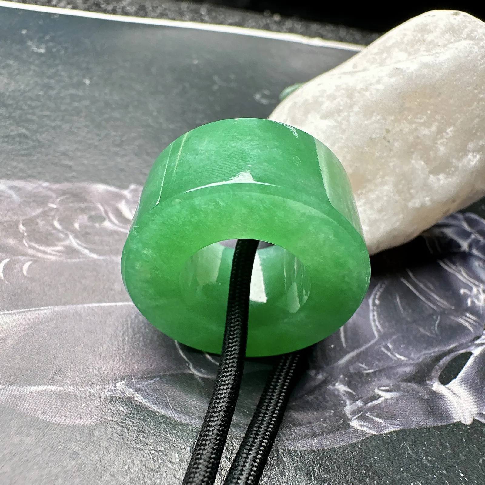 【冰种满绿路路通】种水颜色都不错，冰感明显，质地细腻干净，佩戴佳品。收藏品质。