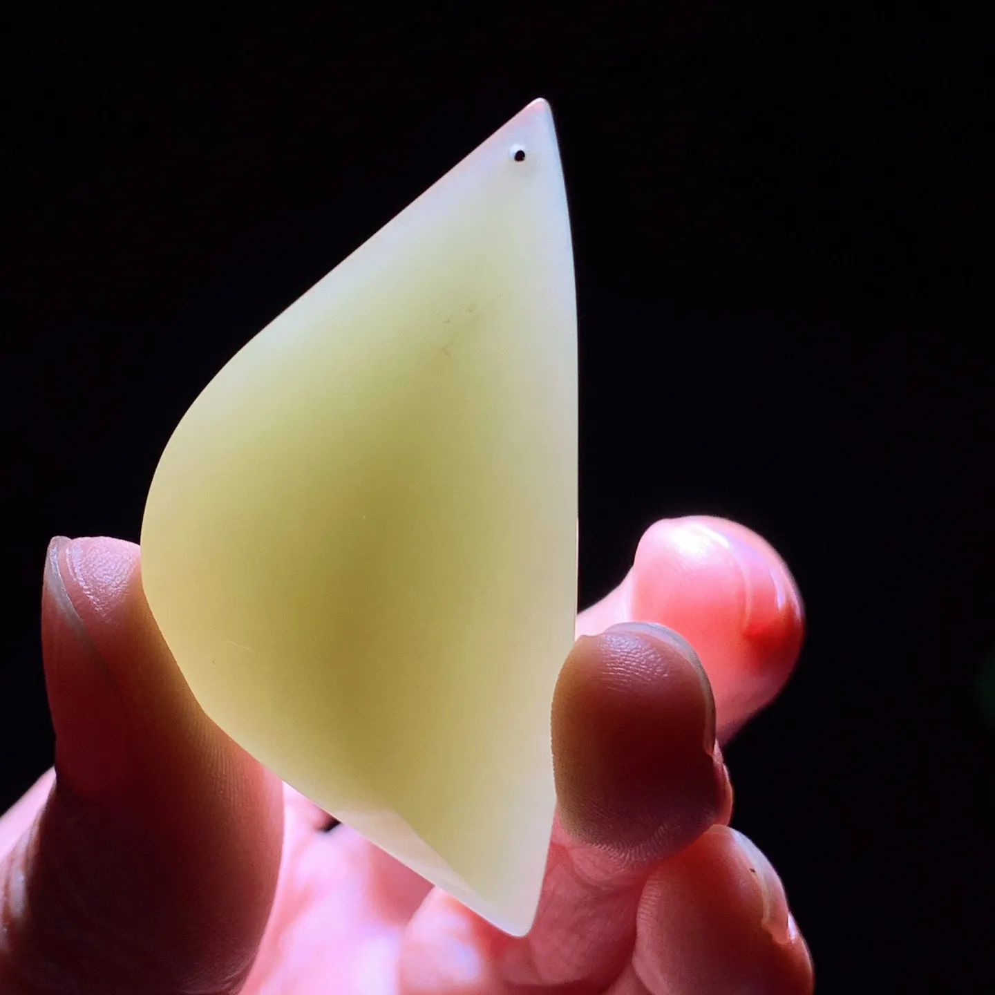 新疆和田玉若羌黄口料随型挂件 尺寸54/26/11重19克 玉质细腻油润 底色纯净 脂粉好，品质好！lt260116