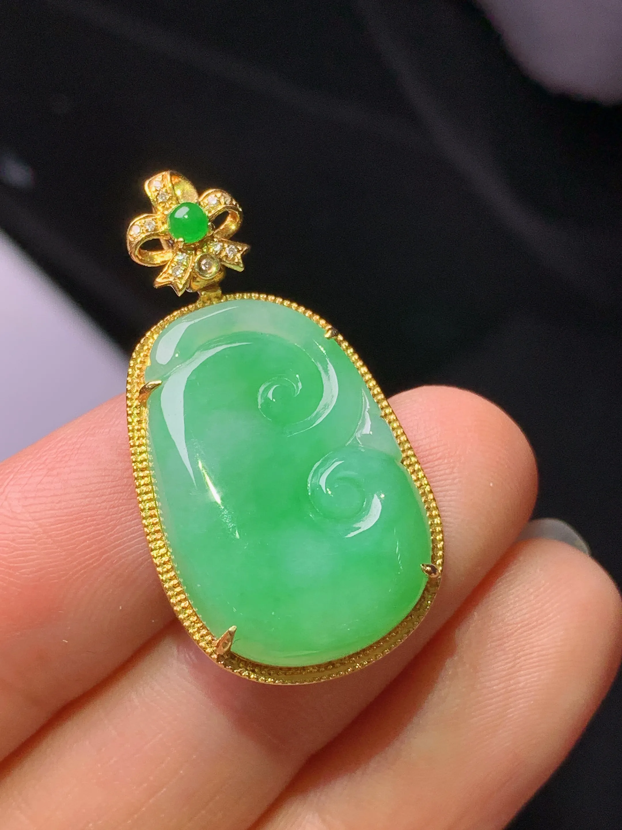 18k金钻镶嵌翠绿如意吊坠 玉质细腻 色泽艳丽清新 整体尺寸32.2*17.5*4.6