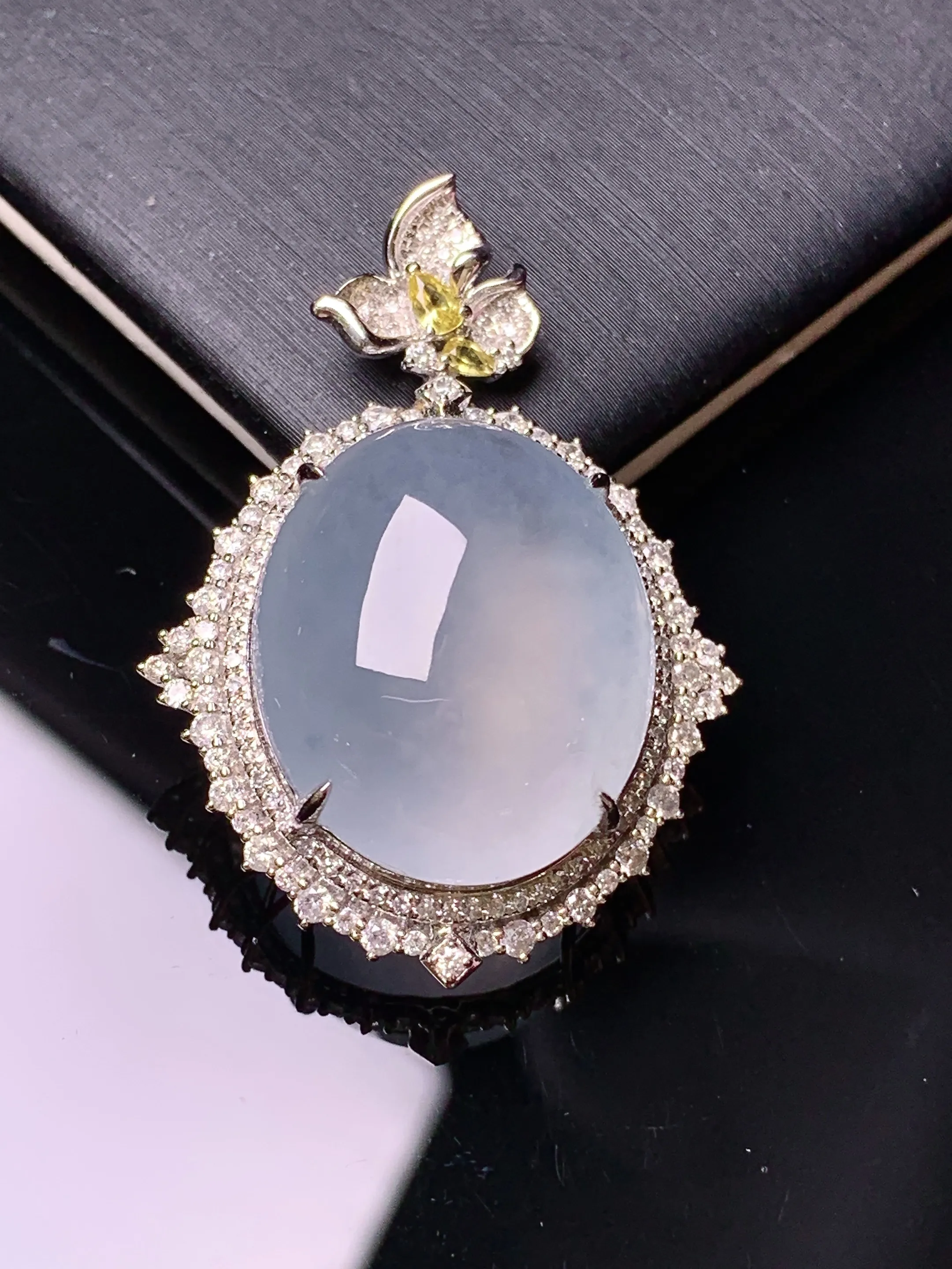 18k金钻镶嵌冰种蛋面吊坠 玉质细腻 色泽艳丽清新 整体尺寸36.2*25.8*14.6