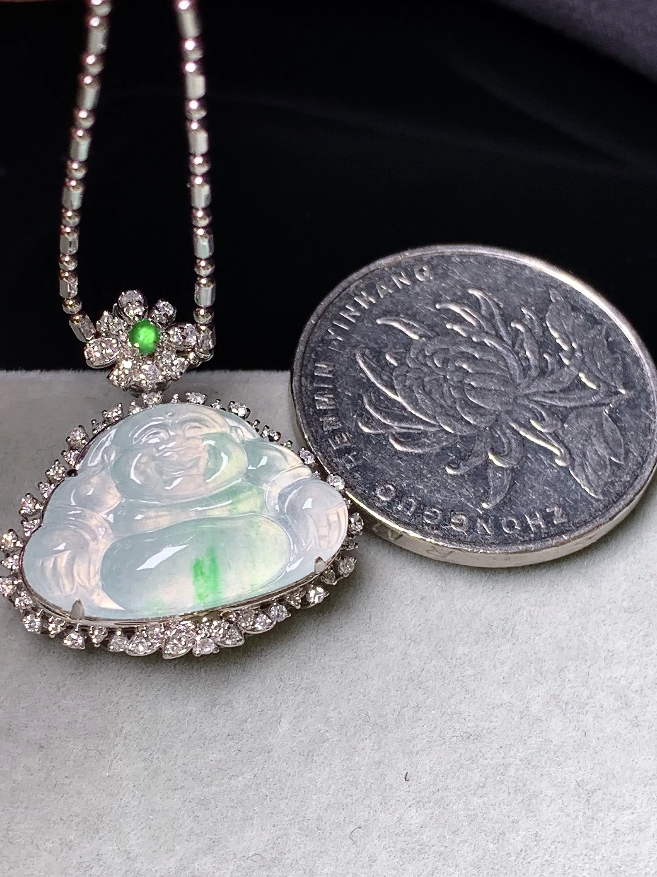 18k金钻镶嵌冰种飘绿佛公吊坠 玉质细腻 色泽艳丽清新 整体尺寸23.5*22.3*9.5