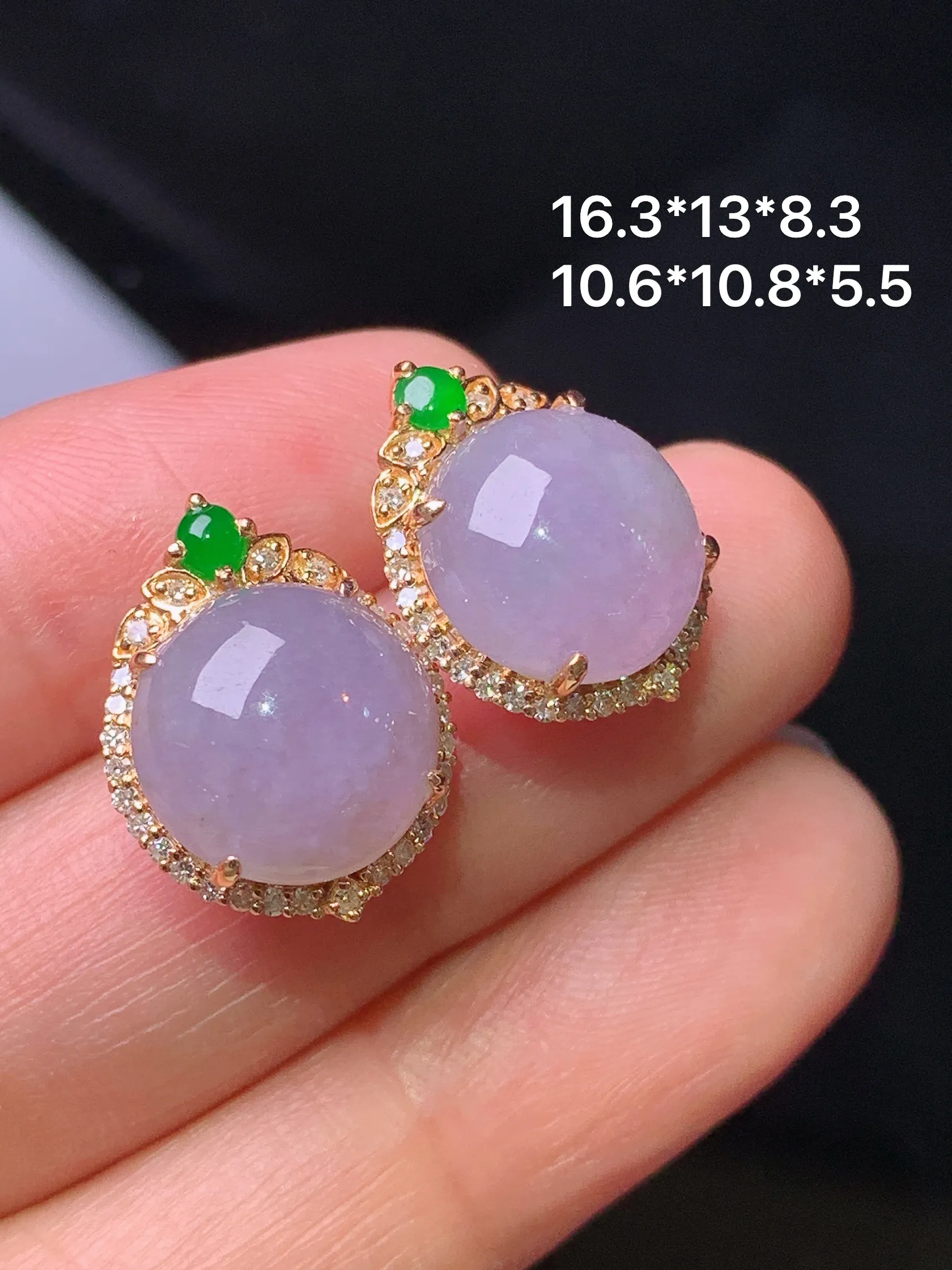 18k金钻镶嵌紫罗兰蛋面耳钉 玉质细腻 色泽艳丽清新 整体尺寸16.3*13*8.3