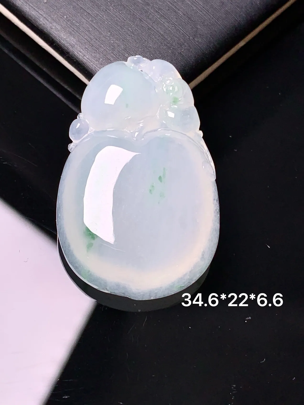 冰种福瓜吊坠 玉质细腻 色泽艳丽清新 整体尺寸34.6*22*6.6