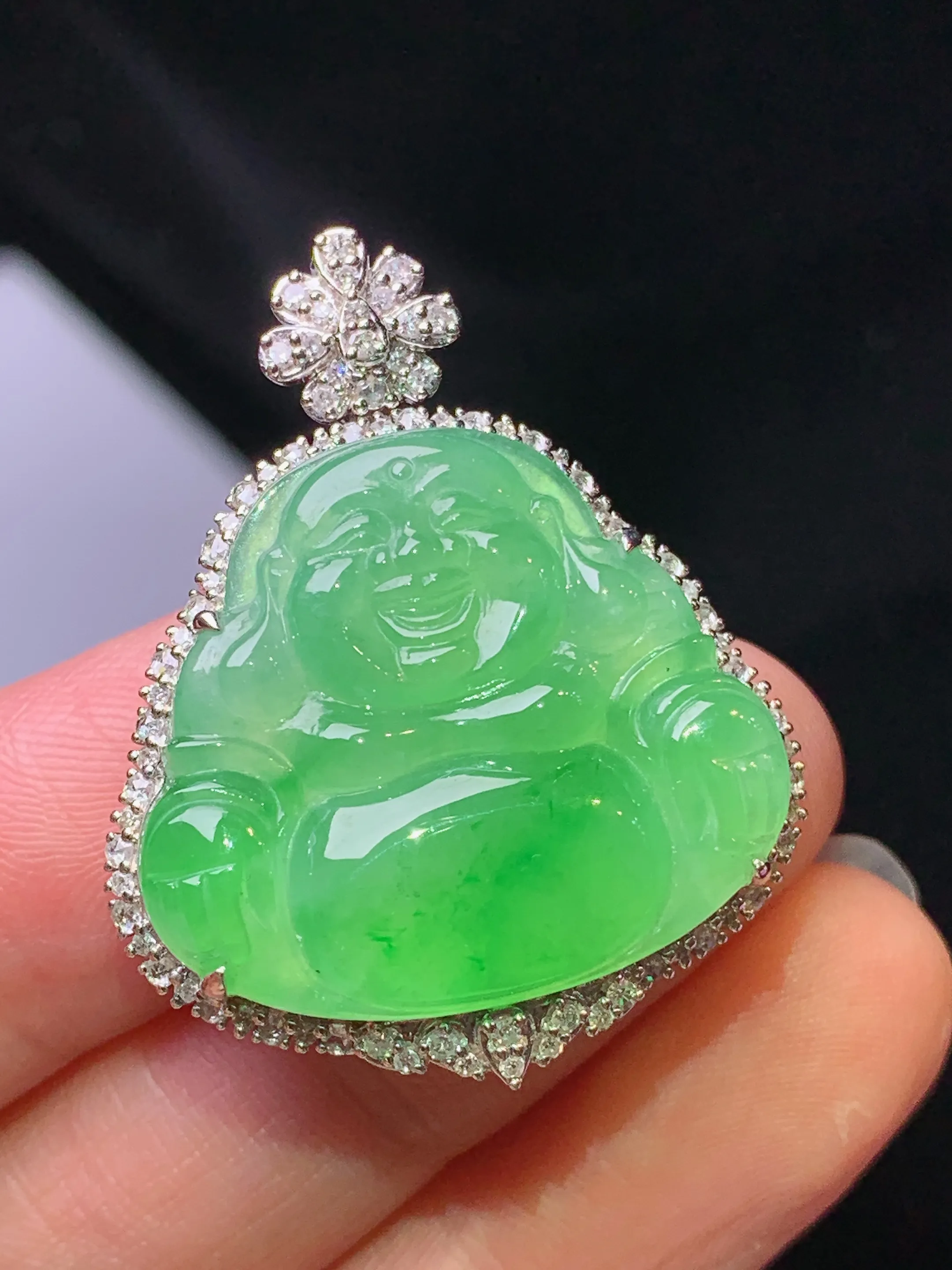 18k金钻镶嵌翠绿佛公吊坠 玉质细腻 色泽艳丽清新 整体尺寸34.2*27.5*8.6