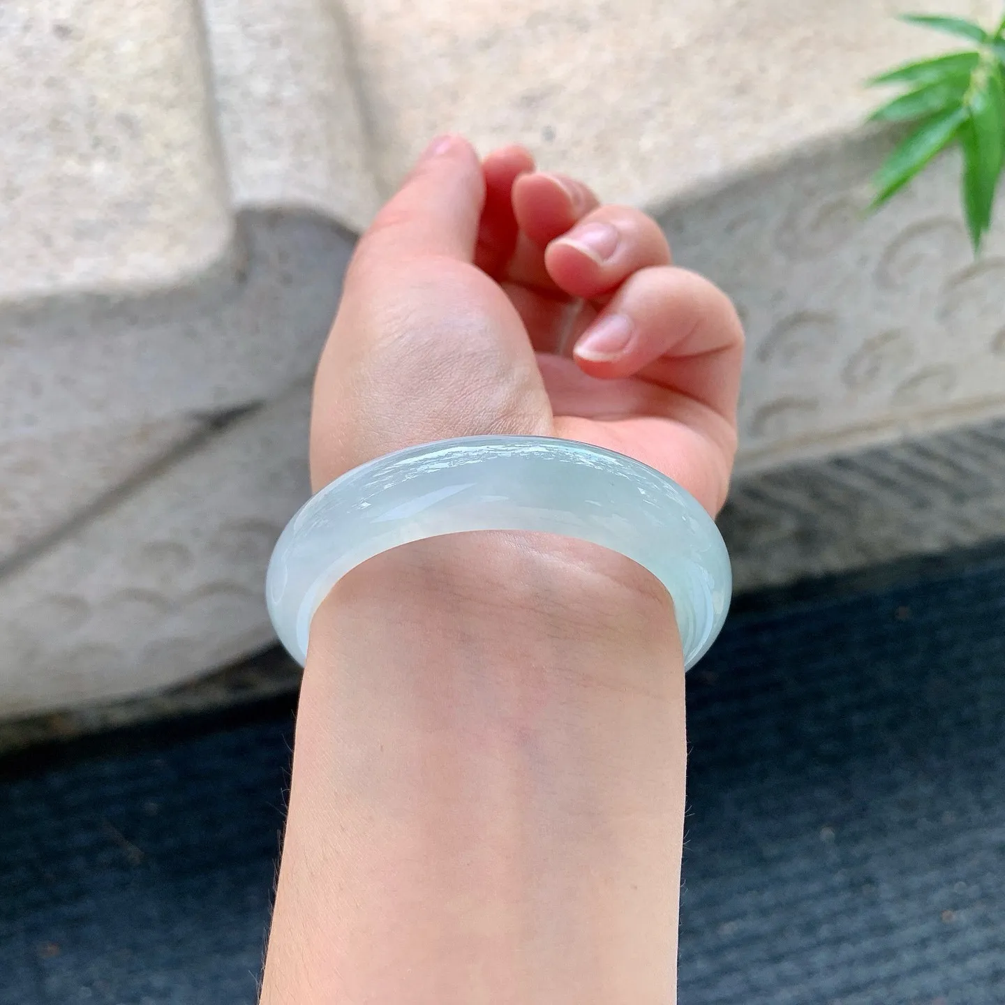 贵妃55 56
【圈口】56.3/48.9/12/8
【描述】冰糯底色，水润，种老，细腻，无纹裂！