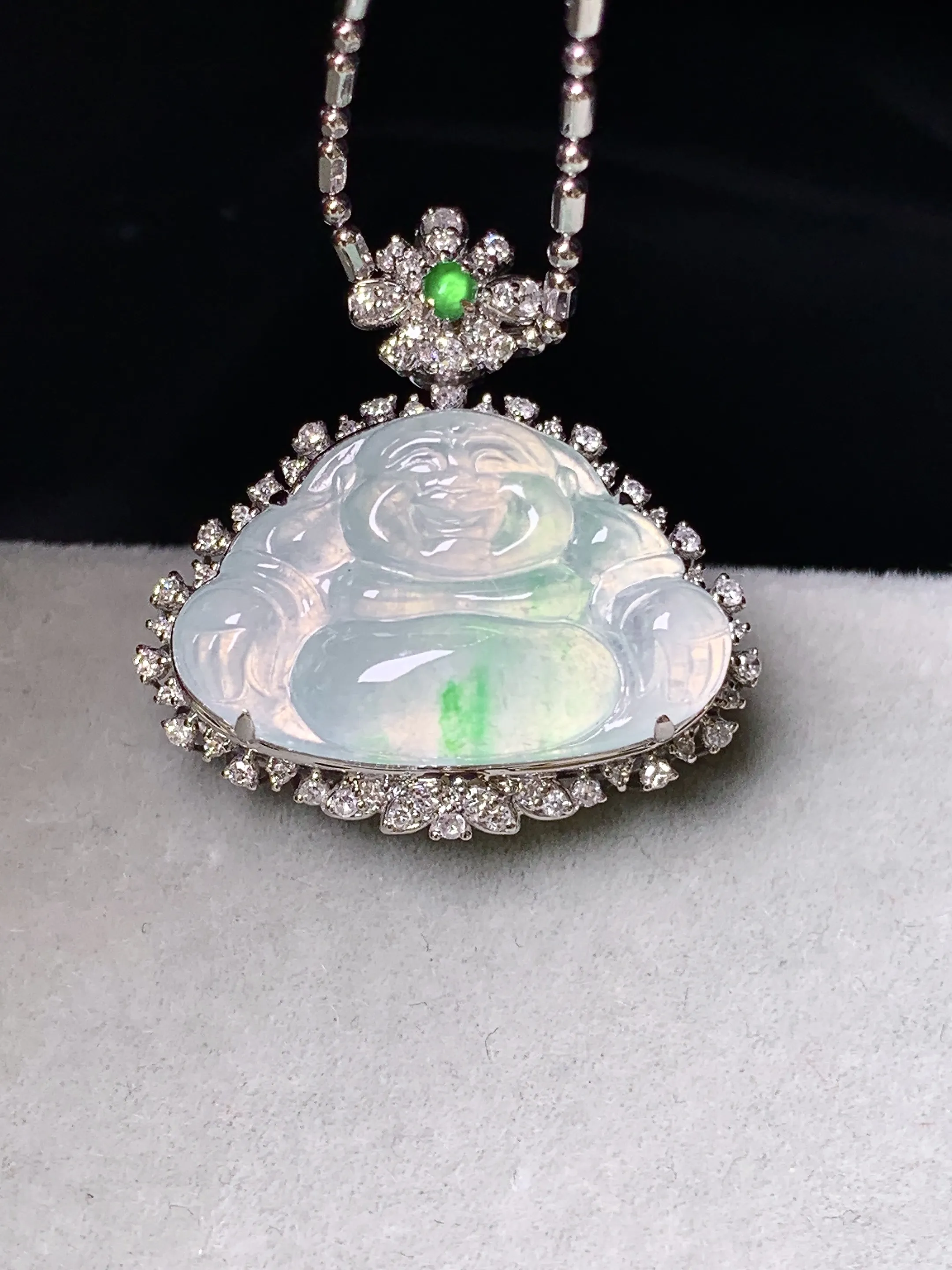 18k金钻镶嵌冰种飘绿佛公吊坠 玉质细腻 色泽艳丽清新 整体尺寸23.5*22.3*9.5