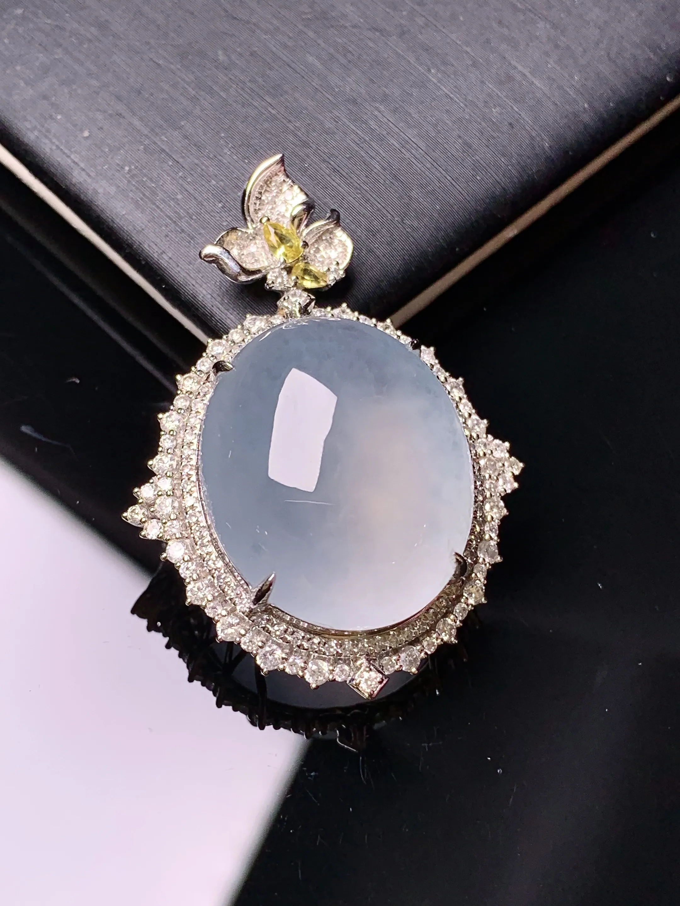 18k金钻镶嵌冰种蛋面吊坠 玉质细腻 色泽艳丽清新 整体尺寸36.2*25.8*14.6