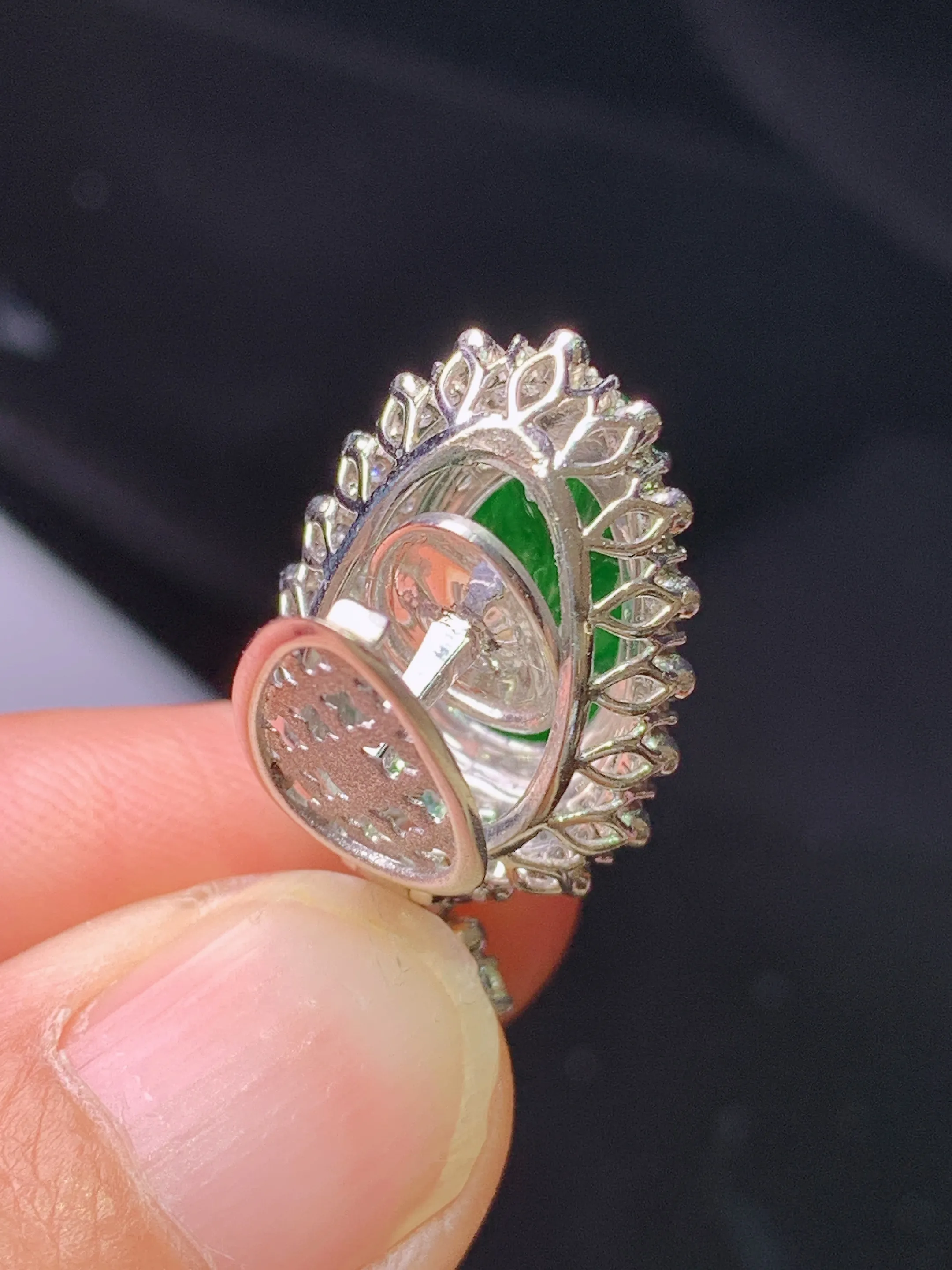 18k金钻镶嵌满绿树叶吊坠 玉质细腻 色泽艳丽清新 整体尺寸28.2*15*9.5