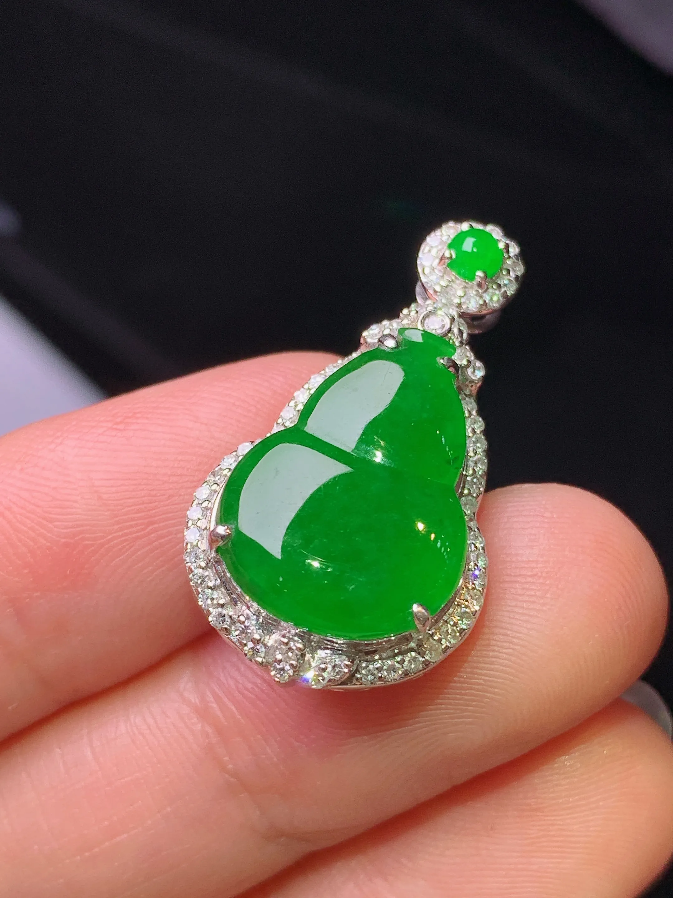 18k金钻镶嵌满绿葫芦吊坠 玉质细腻 色泽艳丽清新 整体尺寸27.6*15.2*7.3