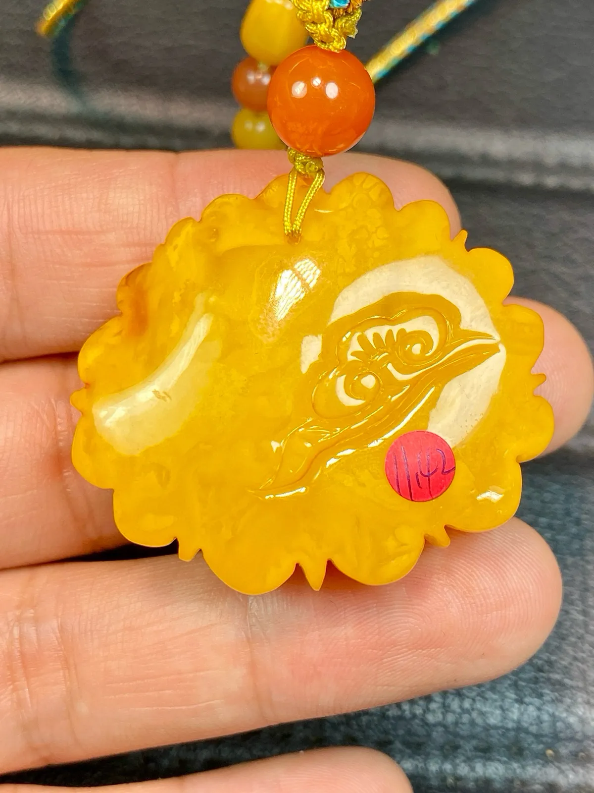 天然蜜蜡 鸡油黄老蜜蜡 牡丹花 花开富贵吊坠～尺寸:36.3×41.8×16.5mm左右 吊坠重：11.42克 搭配：原创手工绳链，蜡质瓷实，颜色好，雕工好