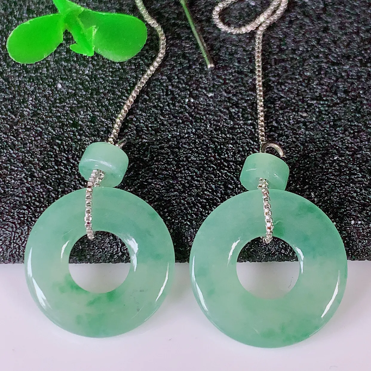 自然光实拍，冰种飘花翡翠一对平安扣耳坠，翠色灵动，玉质细腻，颜色漂亮，品相佳，佩戴佳品！配图银线 #