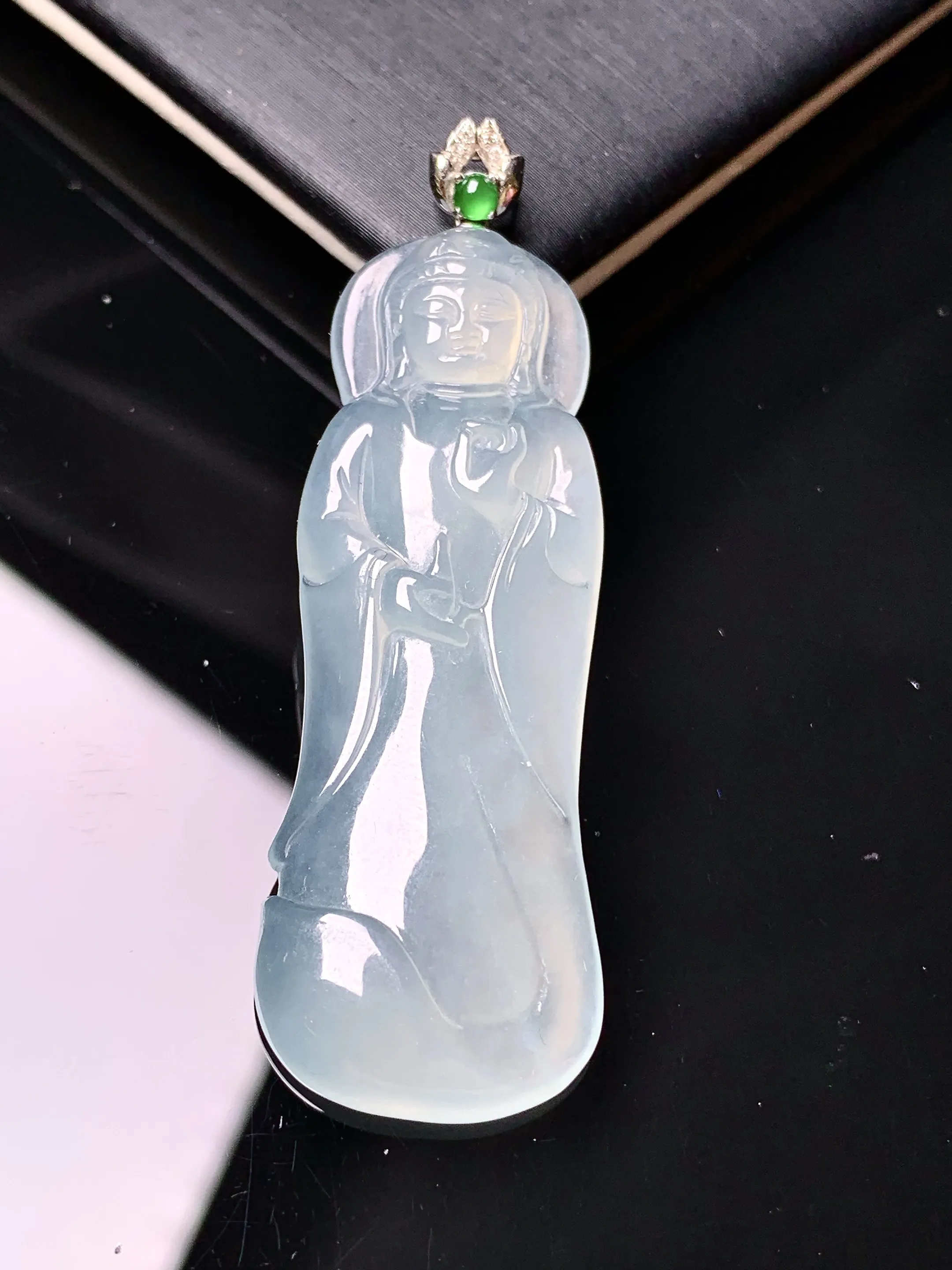 18k金镶嵌冰种观音菩萨吊坠 玉质细腻 色泽艳丽清新 整体尺寸54.5*17.2*5