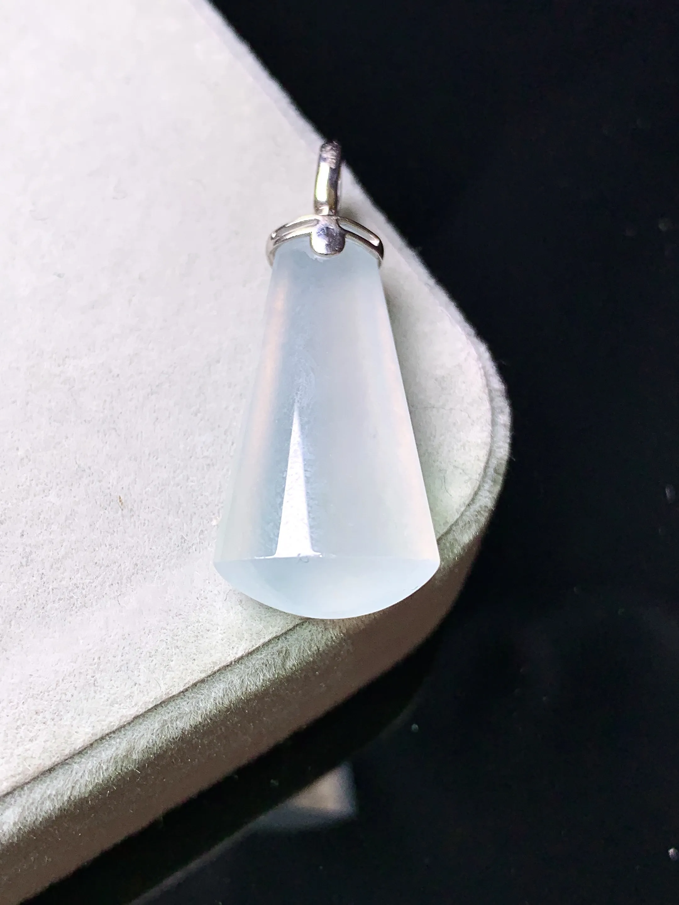 18k金钻镶嵌冰种玉柱吊坠 玉质细腻 色泽艳丽清新 整体尺寸29.5*11.5*6.6