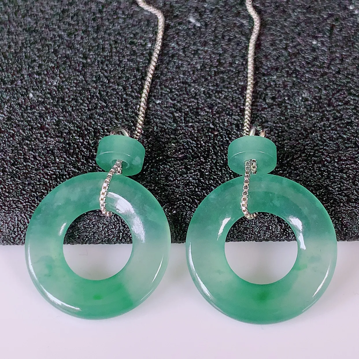 自然光实拍，冰种飘花翡翠一对平安扣耳坠，翠色灵动，玉质细腻，颜色漂亮，品相佳，佩戴佳品！配图银线 #760.1平安扣尺寸15*2.5