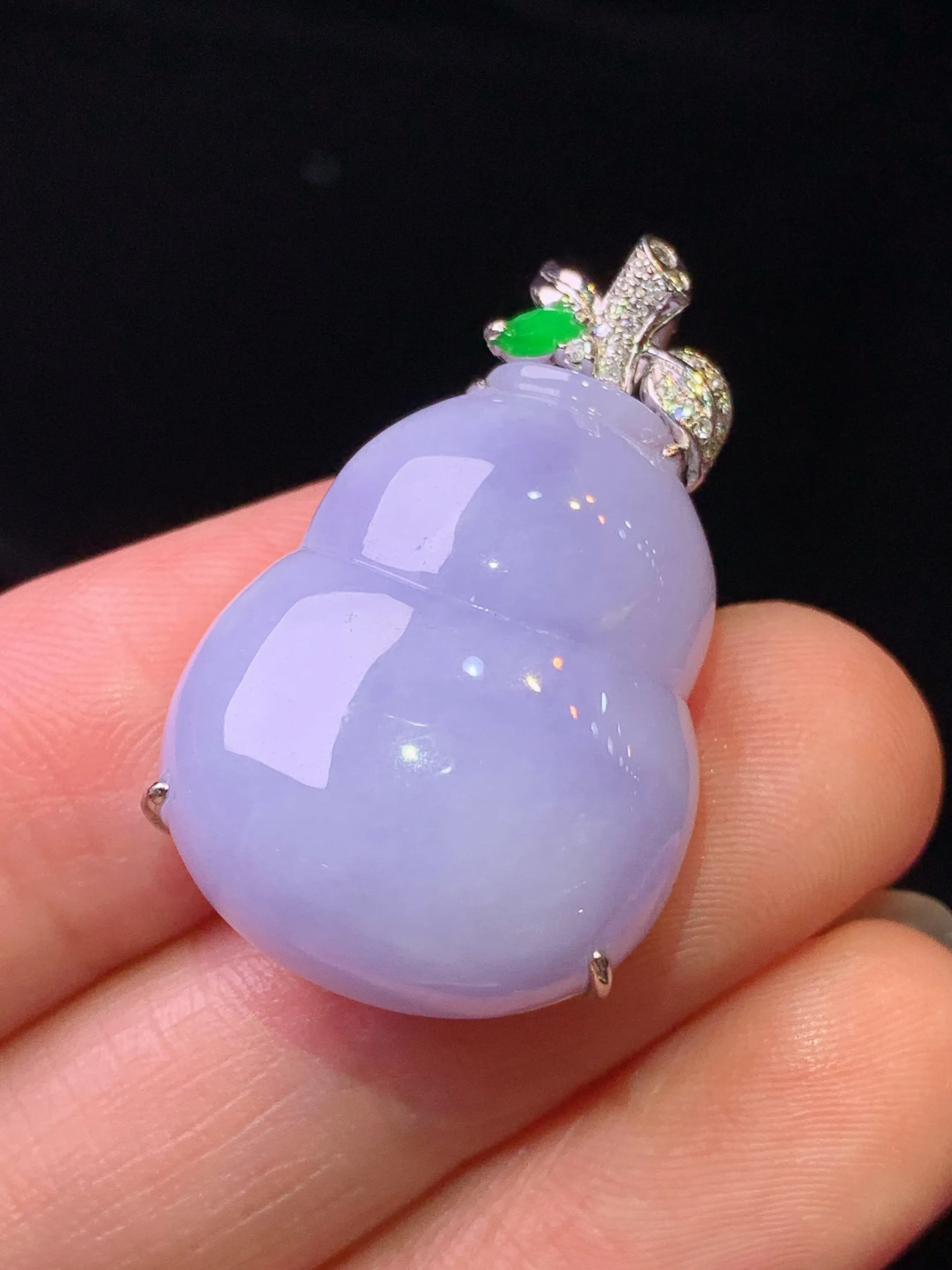 18k金钻镶嵌紫罗兰葫芦吊坠 玉质细腻 色泽艳丽清新 整体尺寸30*19*9