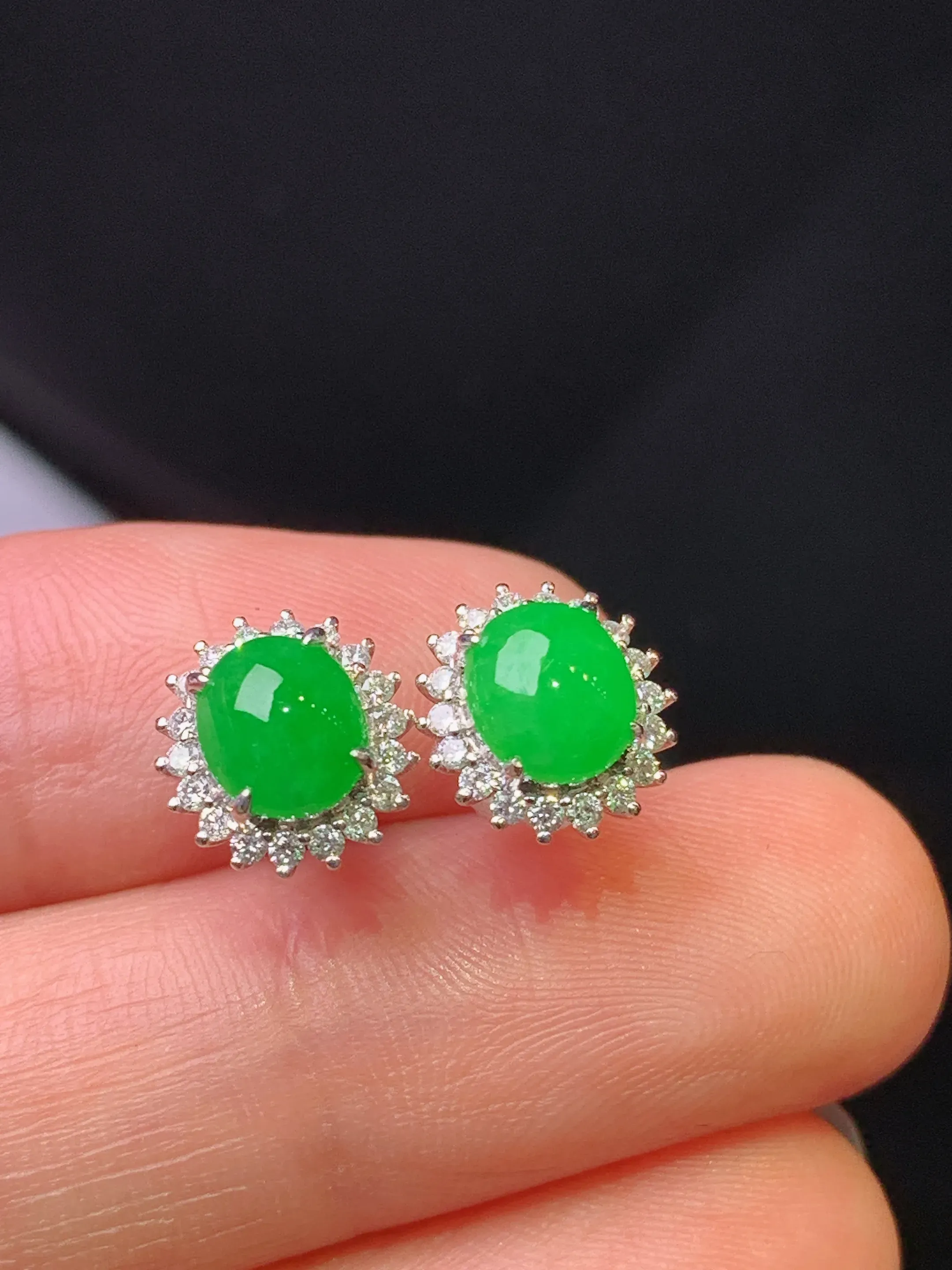 18k金钻镶嵌满绿蛋面耳钉 玉质细腻 色泽艳丽清新 整体尺寸9.5*8.8*6