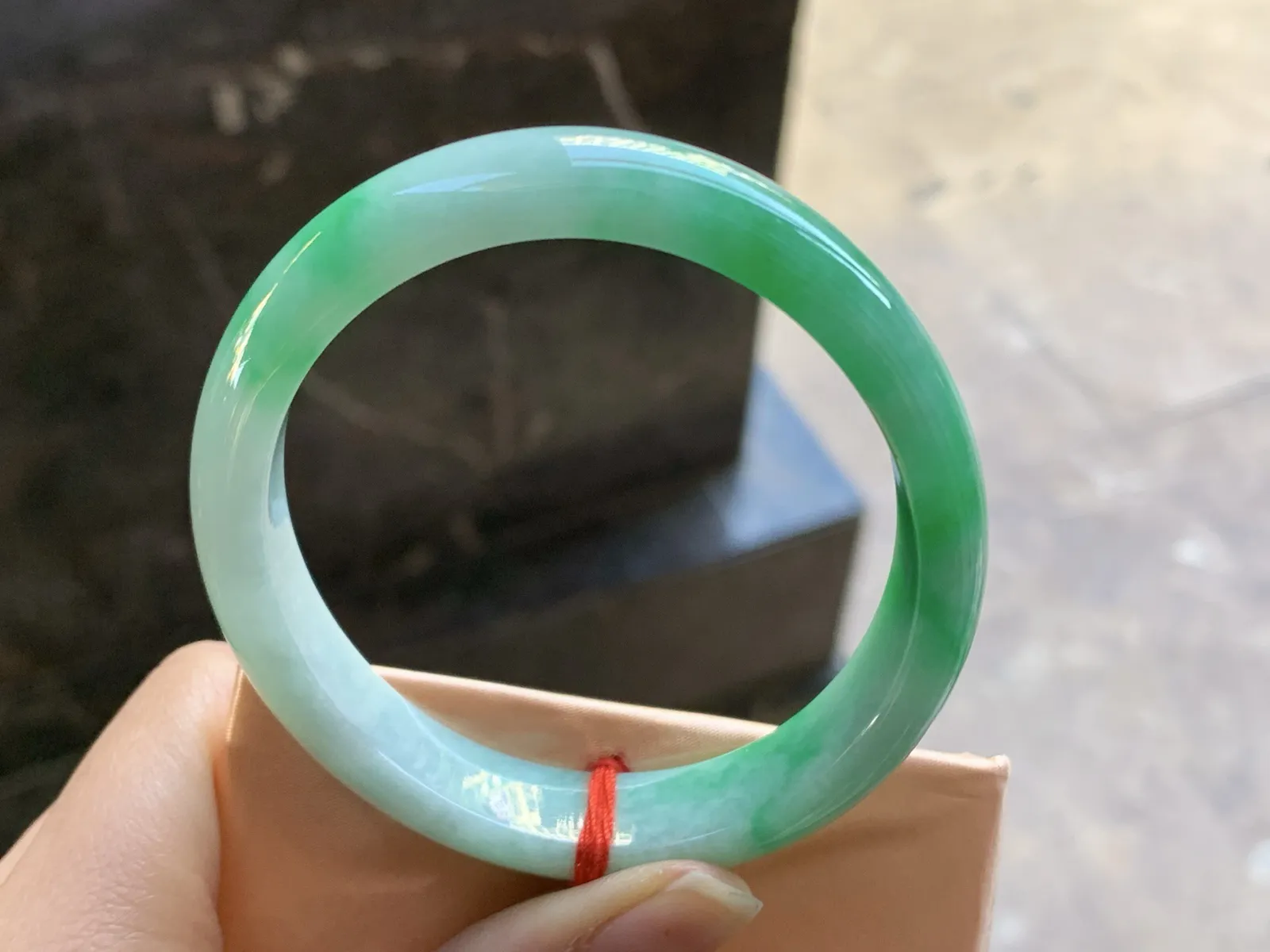 57.5-12.5-7.1

阳绿色贵妃手镯^_^颜色阳 玉质温润 正圈55可以带