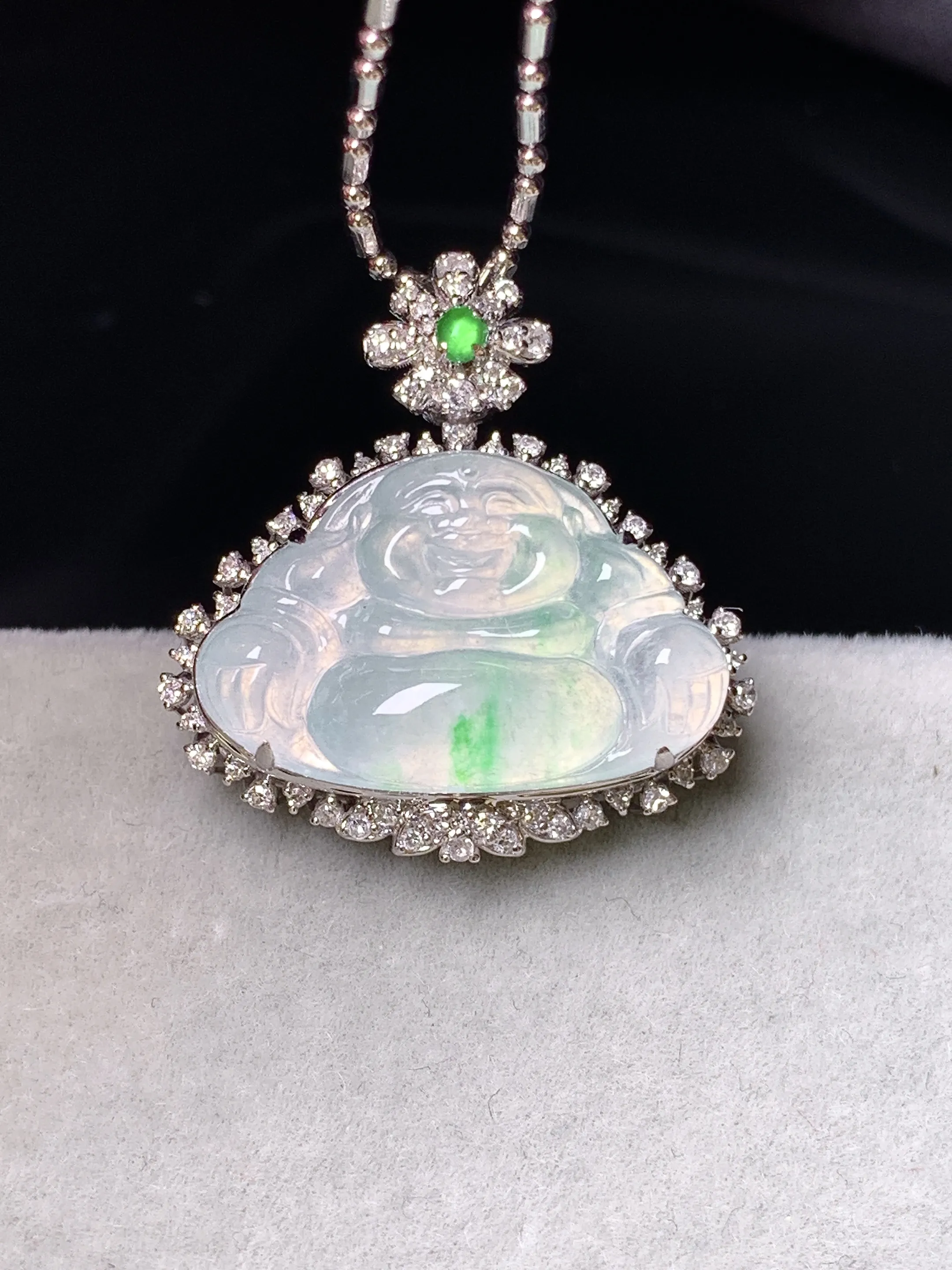 18k金钻镶嵌冰种飘绿佛公吊坠 玉质细腻 色泽艳丽清新 整体尺寸23.5*22.3*9.5