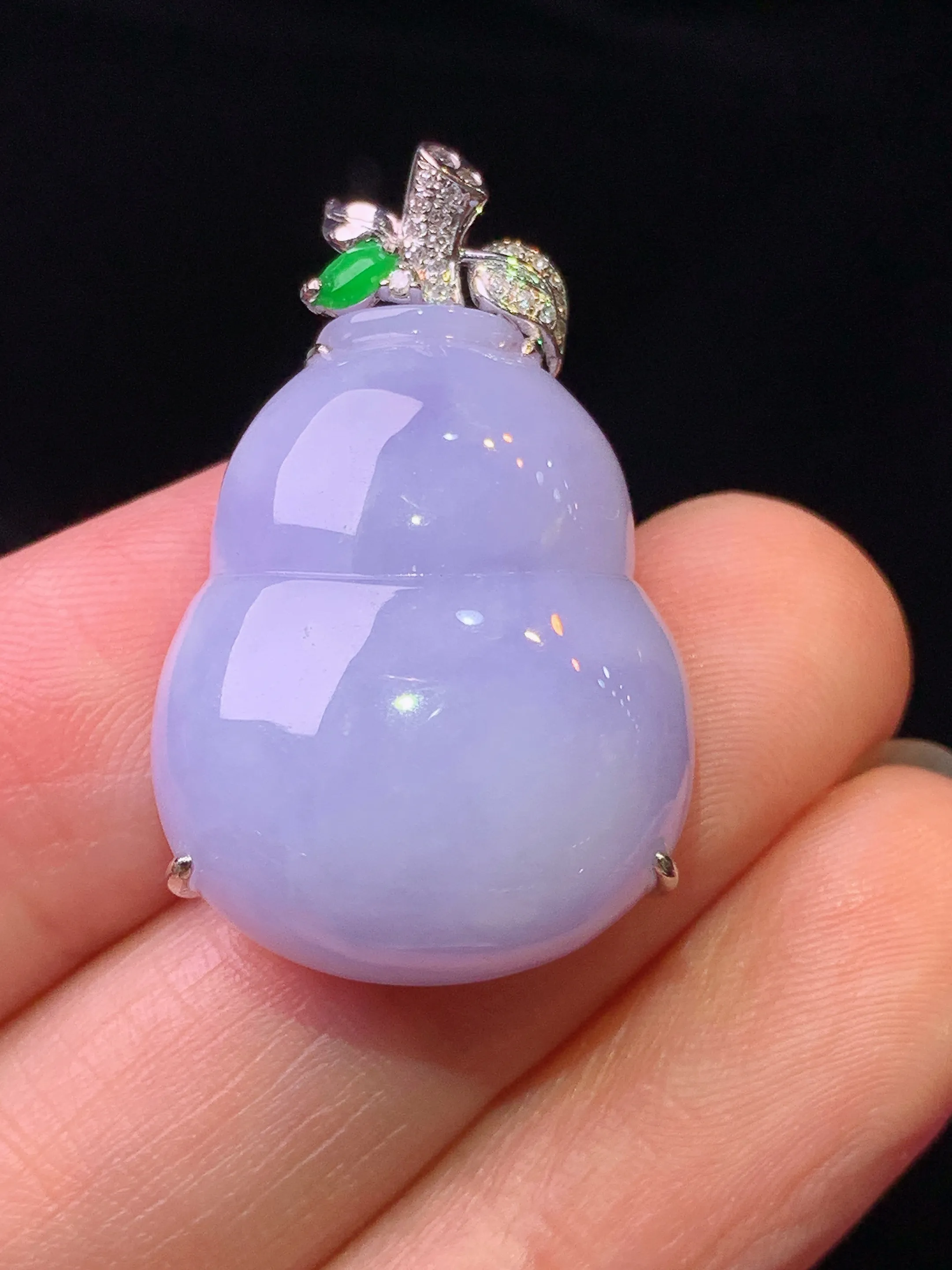 18k金钻镶嵌紫罗兰葫芦吊坠 玉质细腻 色泽艳丽清新 整体尺寸30*19*9