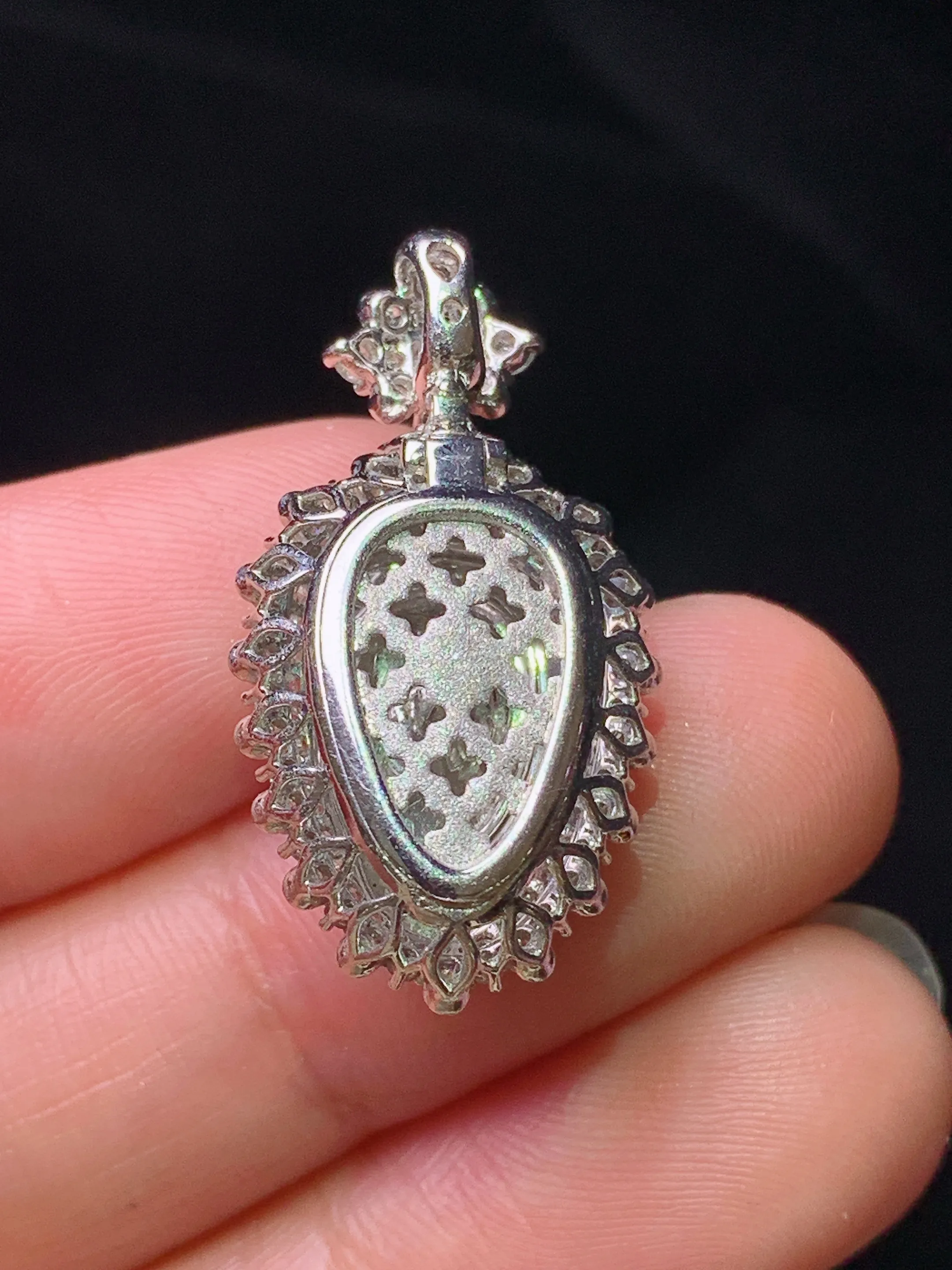 18k金钻镶嵌满绿树叶吊坠 玉质细腻 色泽艳丽清新 整体尺寸28.2*15*9.5