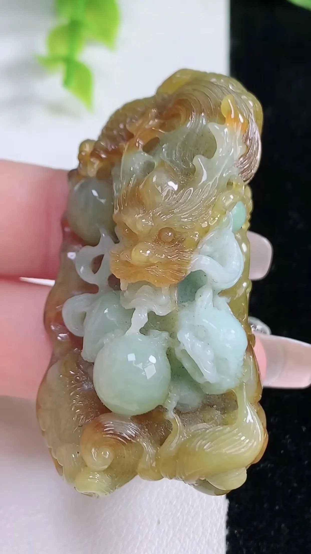 缅甸天然翡翠a货 老坑料起胶冰润 双彩黄加绿霸气龙虎牌吊坠，尺寸56-29-20mm  y 43.98