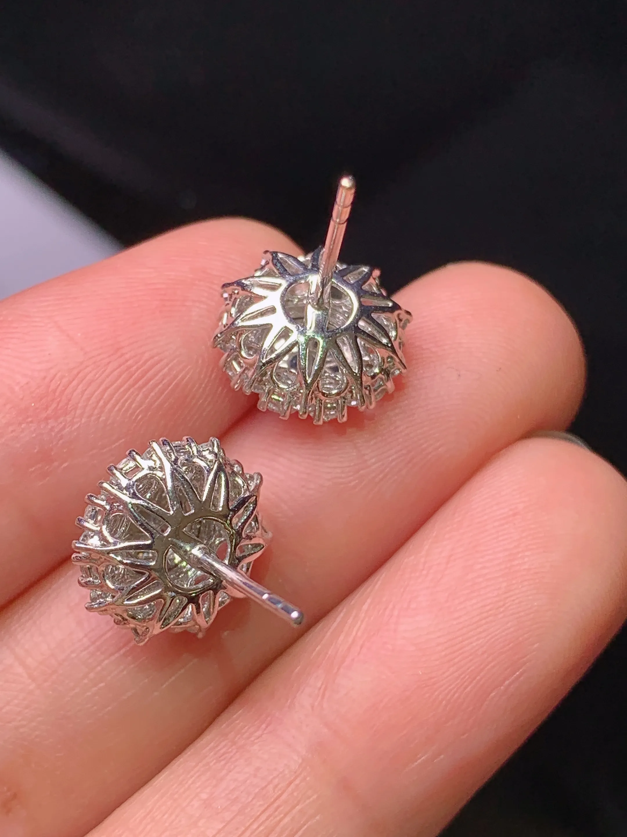 18k金钻镶嵌满绿蛋面耳钉 玉质细腻 色泽艳丽清新 整体尺寸11.5*10.8*8.2