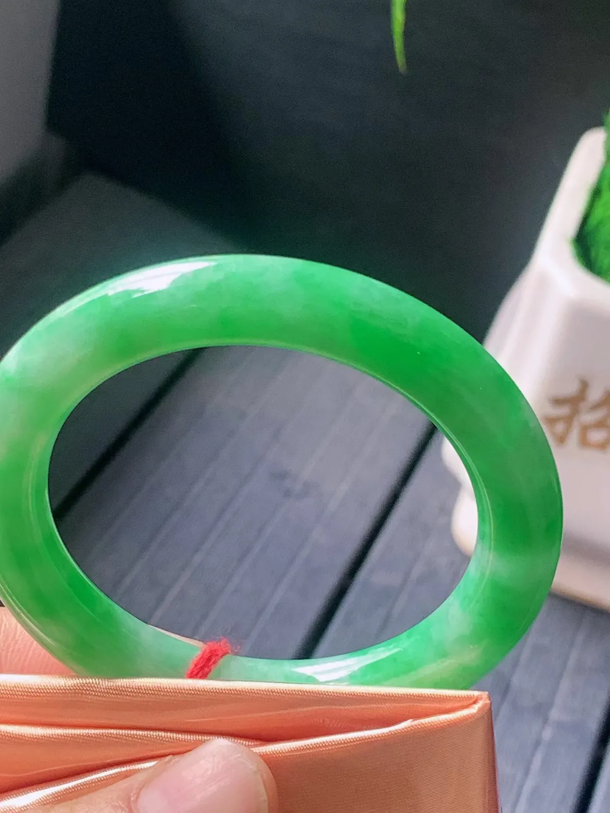 【翡翠名称】老种冰飘阳绿50.8圈口圆条手镯
【翡翠尺寸】50.8/9.4/9.4mm适合50.8-52.8正圈口佩戴
【翡翠描述】宝贝种老水足，玉质细腻，色泽靓丽，性价比高，佩戴效果好！
【其它赠送】权威证书/精美挂绳盒子/支持全国复检