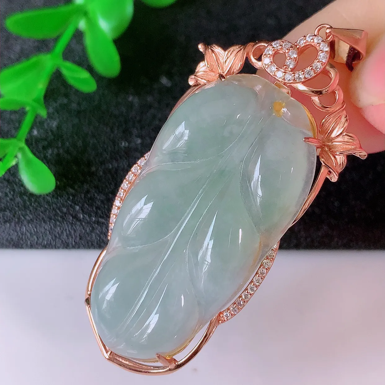 冰透翡翠925银镶嵌叶子吊坠，自然光实拍，翠色灵动，颜色漂亮，种老水足，品相佳，佩戴佳品！#103.