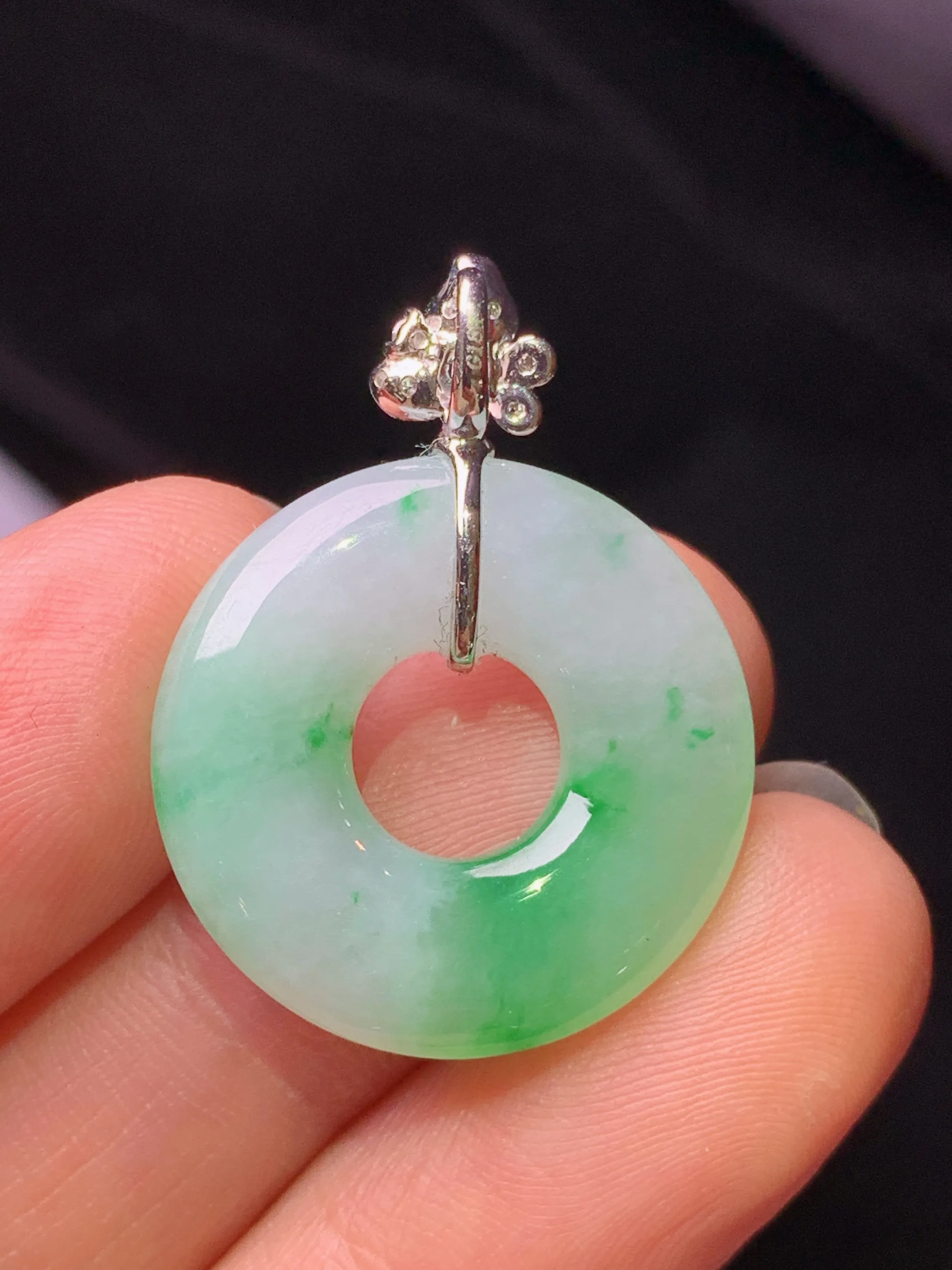 18k金钻镶嵌飘绿平安环吊坠 玉质细腻 色泽艳丽清新 整体尺寸28.2*21.1*4.2