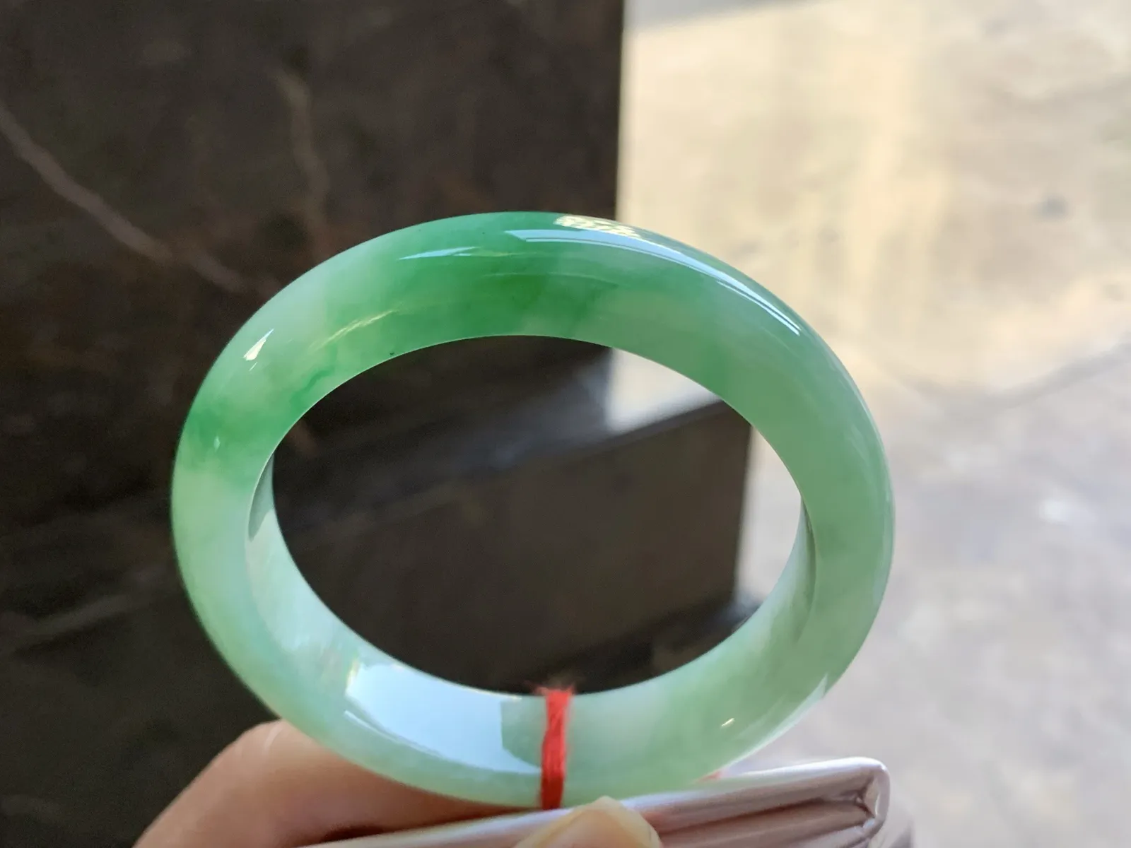 55.5-12.8-8.7

绿色手镯^_^鲜艳 玉质温润