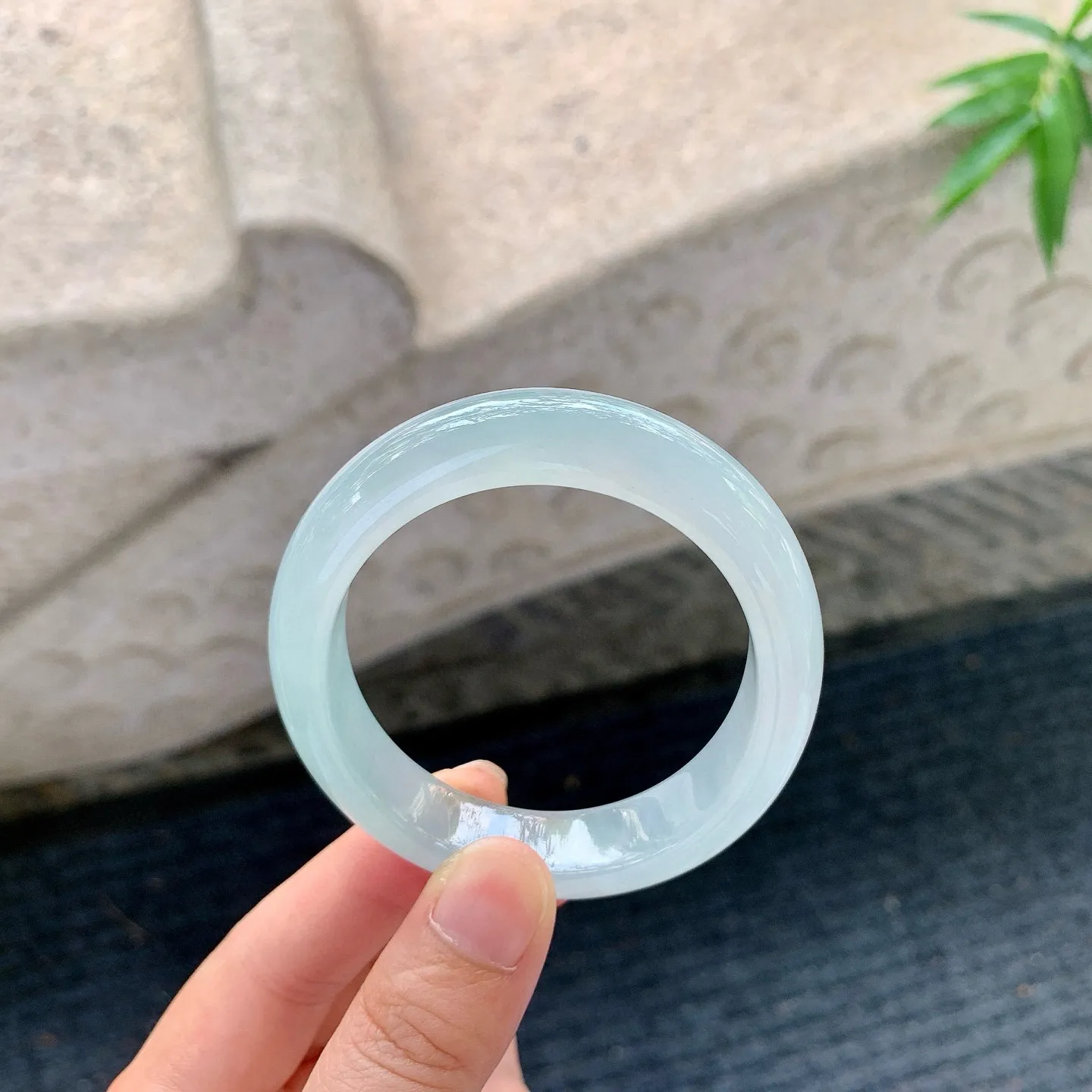 贵妃55 56
【圈口】56.3/48.9/12/8
【描述】冰糯底色，水润，种老，细腻，无纹裂！