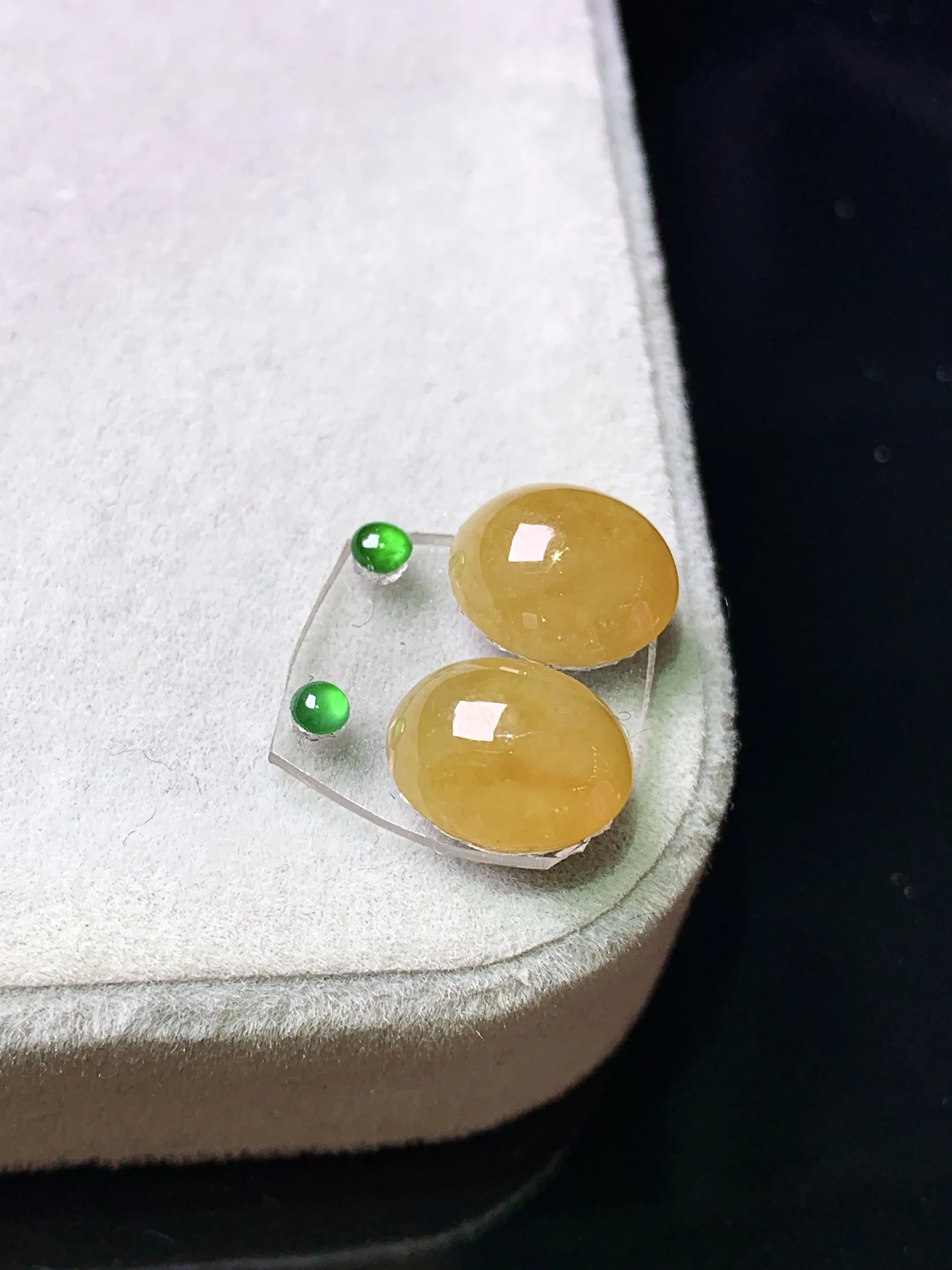 镶嵌款 黄翡蛋面一对 玉质细腻 色泽艳丽清新 整体尺寸9*7.5*4.8