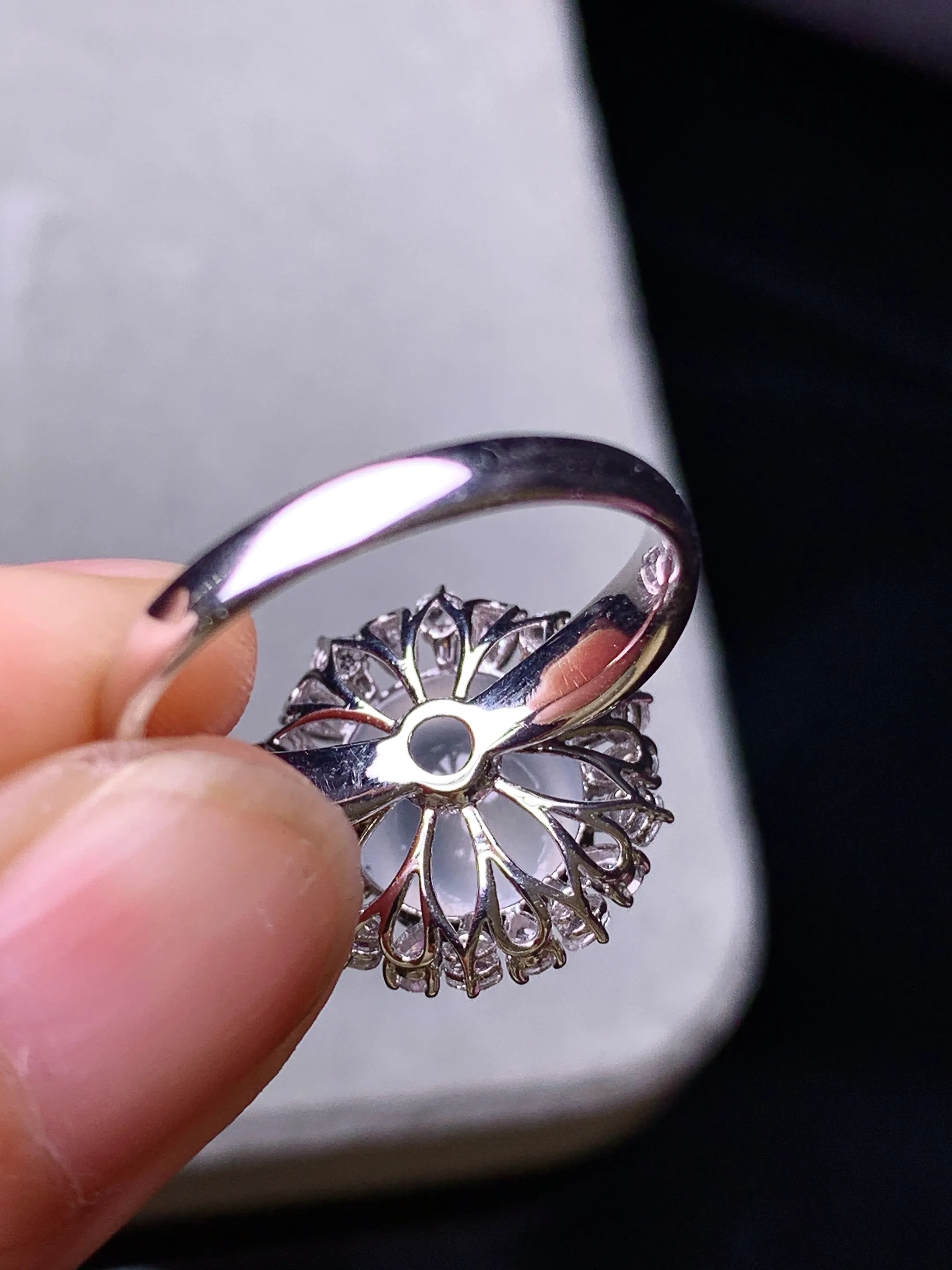 18k金钻镶嵌冰种蛋面戒指 玉质细腻 色泽艳丽清新 圈口14 整体尺寸15*10.8